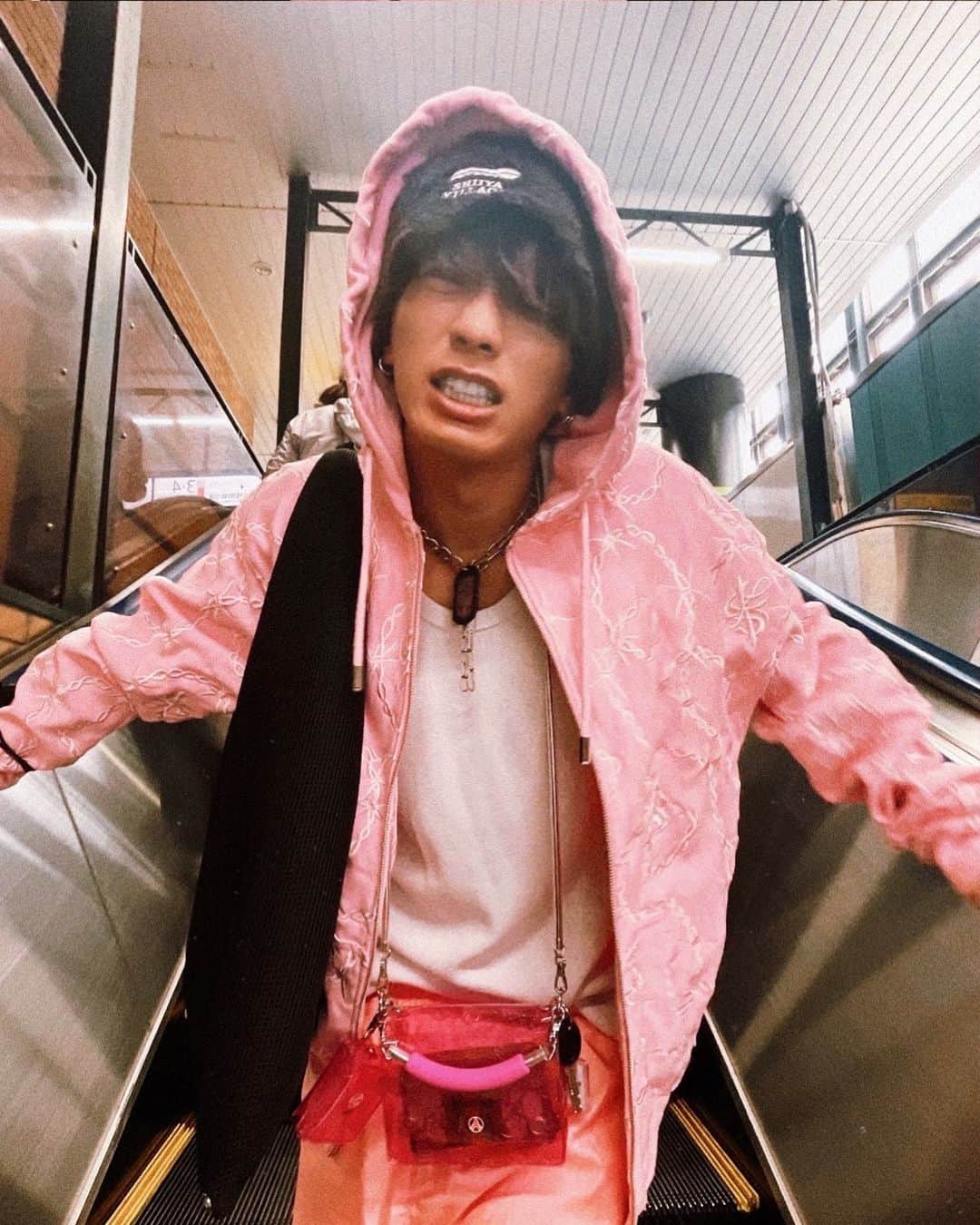 あきらかにあきらのインスタグラム：「どこでもサウナハット被るマン⛑」