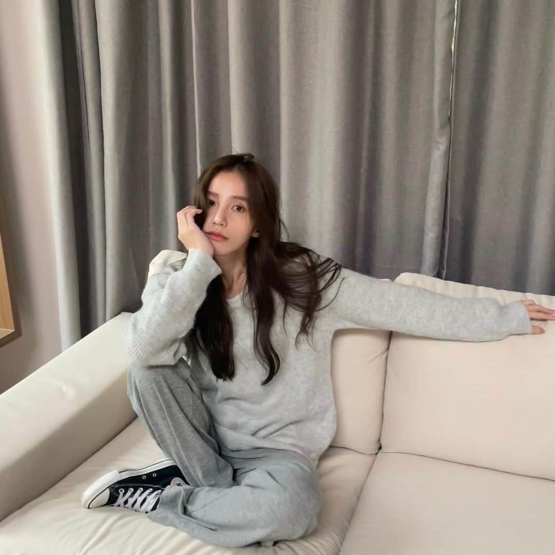 チャン・チュンニンのインスタグラム：「舒服的衣服 就會想一直穿著  前提是必須化妝 不然變睡衣😂」