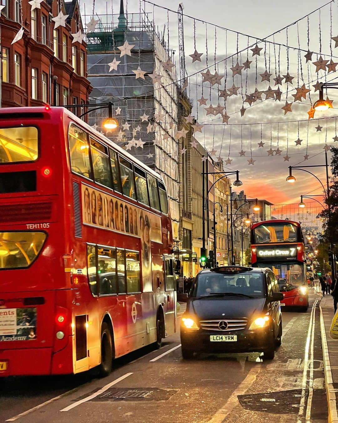 Seyda♥ Travel & Natureのインスタグラム：「London’s Christmas lights are loading #sunset ☀️ in #london ❤️‍🔥 #seydauk 🇬🇧」