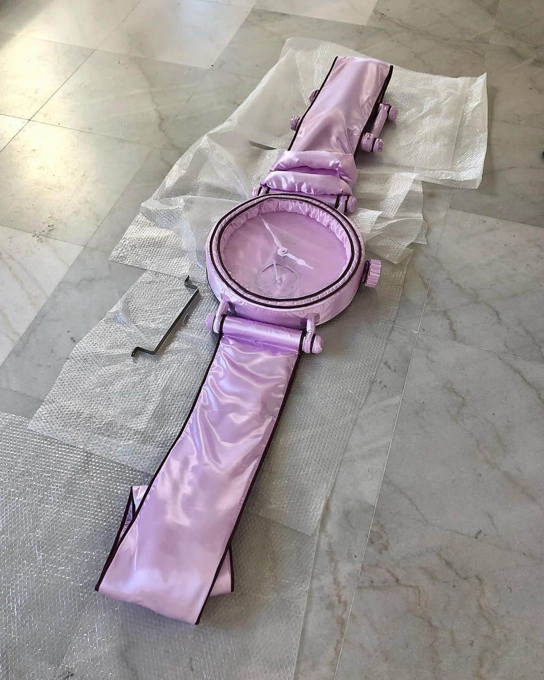 teamtravelersさんのインスタグラム写真 - (teamtravelersInstagram)「Stop the press ⚠️ It’s a giant lilac Patek Philippe at @friezeofficial, courtesy of @brunozhu 💜  . #time #watches #watchesofinstagram  #frieze #friezelondon #patek #patekphilippe」10月18日 2時14分 - thenexthour