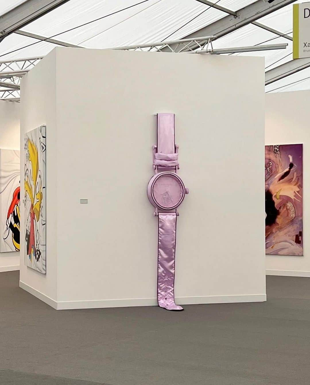 teamtravelersさんのインスタグラム写真 - (teamtravelersInstagram)「Stop the press ⚠️ It’s a giant lilac Patek Philippe at @friezeofficial, courtesy of @brunozhu 💜  . #time #watches #watchesofinstagram  #frieze #friezelondon #patek #patekphilippe」10月18日 2時14分 - thenexthour