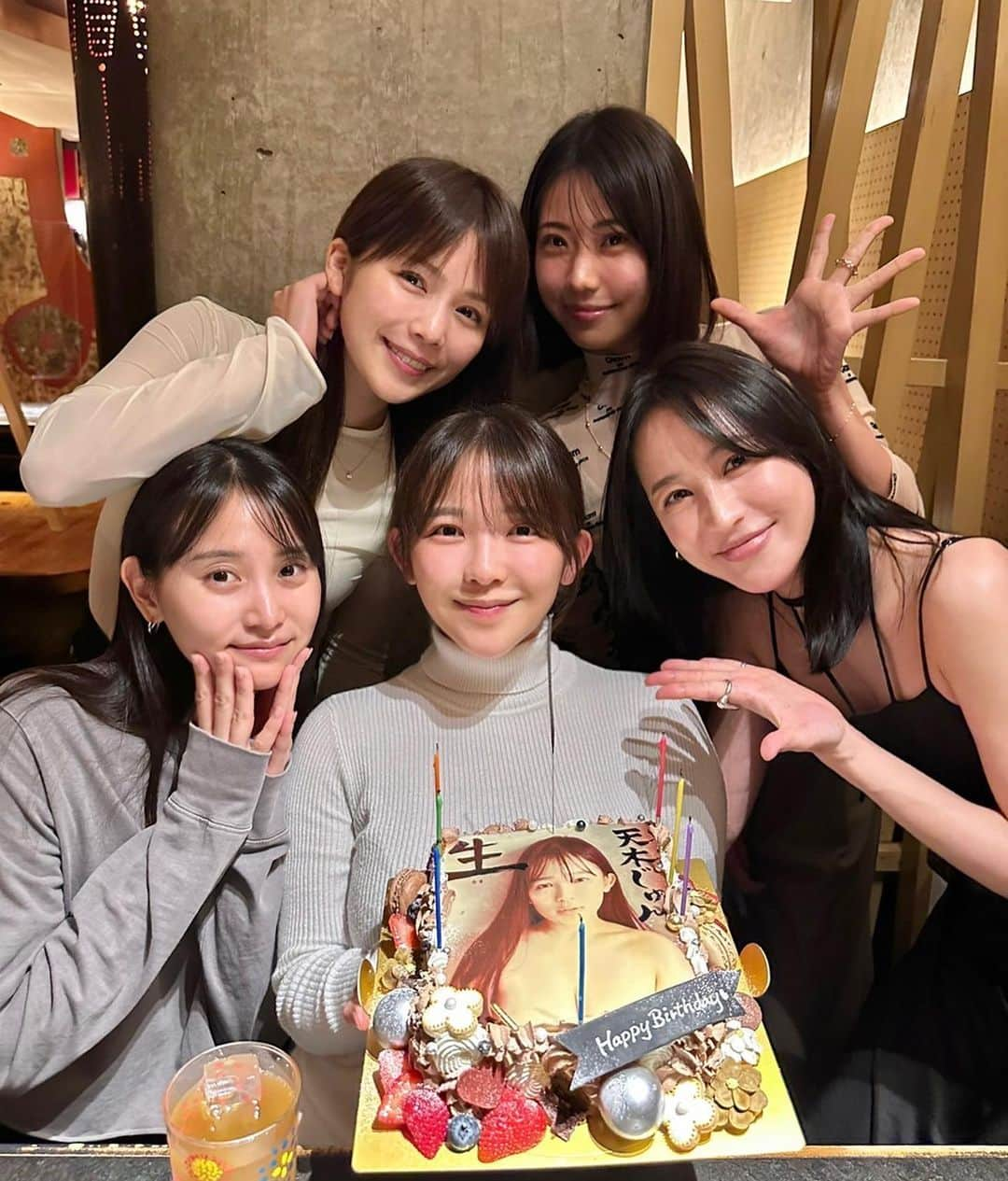 鈴木ふみ奈さんのインスタグラム写真 - (鈴木ふみ奈Instagram)「HBDじゅんちゃん🎂  どんな時も1番の味方でいてくれる親友😌🫶🏻 芸能界に入ってこんな素敵な親友ちゃんができるなんて思わなかった...✨ これからもおちゃめで愛らしいじゅんちゃんでいてね💓  #hbd #おめでとう #誕生日 #天木じゅん」10月18日 12時59分 - fuminasuzuki