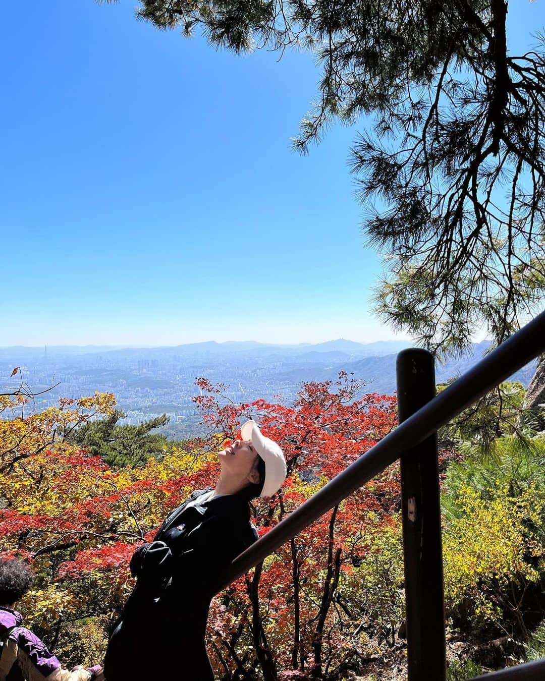 ぺ・ユンギョンのインスタグラム：「🍁🍂🏔🐾」