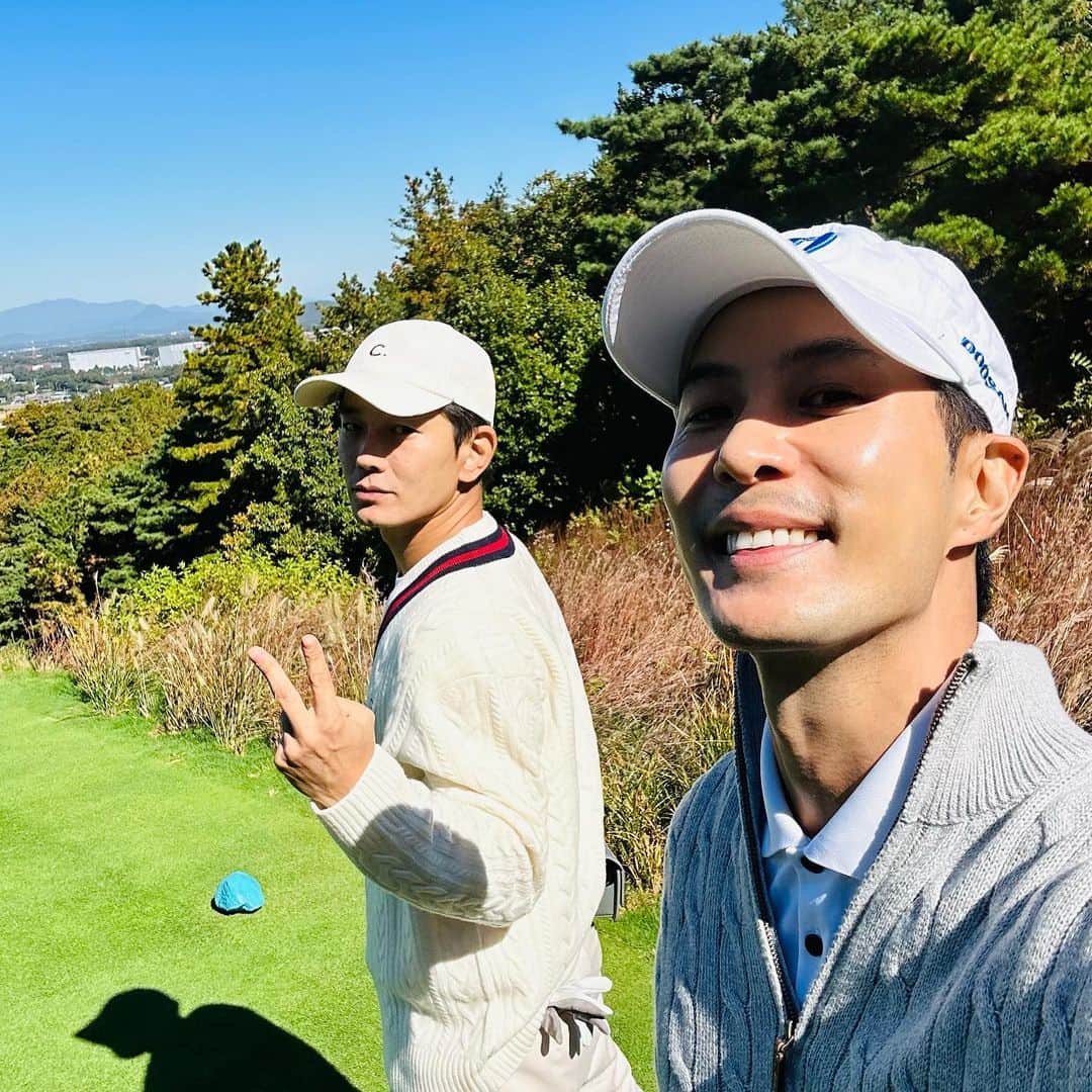 キム・ジソクのインスタグラム：「골프는 4시간 수다는 8시간. 🍂가을 어느 날⛳️」