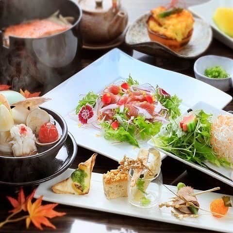 四季を愉しむ貸切温泉 ゆとりろ庵のインスタグラム：「. 【秋のお品書きをご紹介🍁】  こんにちは、ゆとりろ庵でございます。  本日は、ご夕食『特選会席』の秋メニューをご紹介です🌾  当館では季節毎に旬の食材を使用したご夕食をご用意。 今の時期は秋メニューをお楽しみいただけます♪  ※写真はイメージです。 ※食材の仕入れ状況により一部変更する場合がございます。 ※詳しくは公式HPをご覧ください。  ≪特選会席　秋のお品書き≫  【秋の前菜】 　焼き栗　栗の花 　柚子帆立なた豆和え　いくら 　秋刀魚有馬煮　梅肉ソース 　合鴨肉とオクラ串打ち 　安肝豆腐　土佐酢ジュレ掛け 　稲穂　くず紅葉  【椀替わり】 　ゆとりろ風ブイヤベース  【洋皿】 　鮪　鯛　二種カルパッチョ  【肉料理】 　牛ロース　しゃぶ鍋  【強肴】 　脂サーモンフルーツ果実の素焼き  【食事】 　秋の茸ご飯　鯛一塩焼き　美味出汁  【甘味】 　シャーベット　季節のフルーツ  －－－－－－－－－－－－－－－－－－－－  ＼ご予約は公式HPがお得！／ 　【公式サイト予約特典】 　①会員登録で５％OFF 　②レイトチェックアウト 　③貸切露天風呂の事前予約が可能  　当館プロフィール欄のURLをクリック 　→＠yutorelo_an_gora  －－－－－－－－－－－－－－－－－－－－」