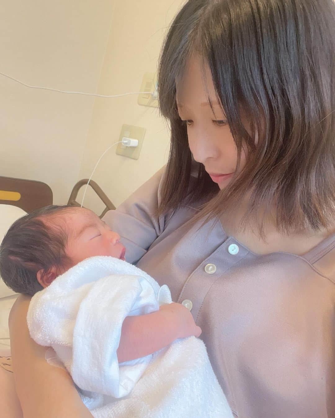 二ノ宮桃さんのインスタグラム写真 - (二ノ宮桃Instagram)「✩ご報告✩ 先日無事第2子となる 女の子を出産しました！ 母子ともに健康です♡ 女の子育児初めてなので わからないこと色々教えて欲しいな！！  #2022_autumn_baby部  #2022_october #女の子ベビー  #女の子ママ #2歳差育児」10月18日 13時54分 - momo_ninomiya