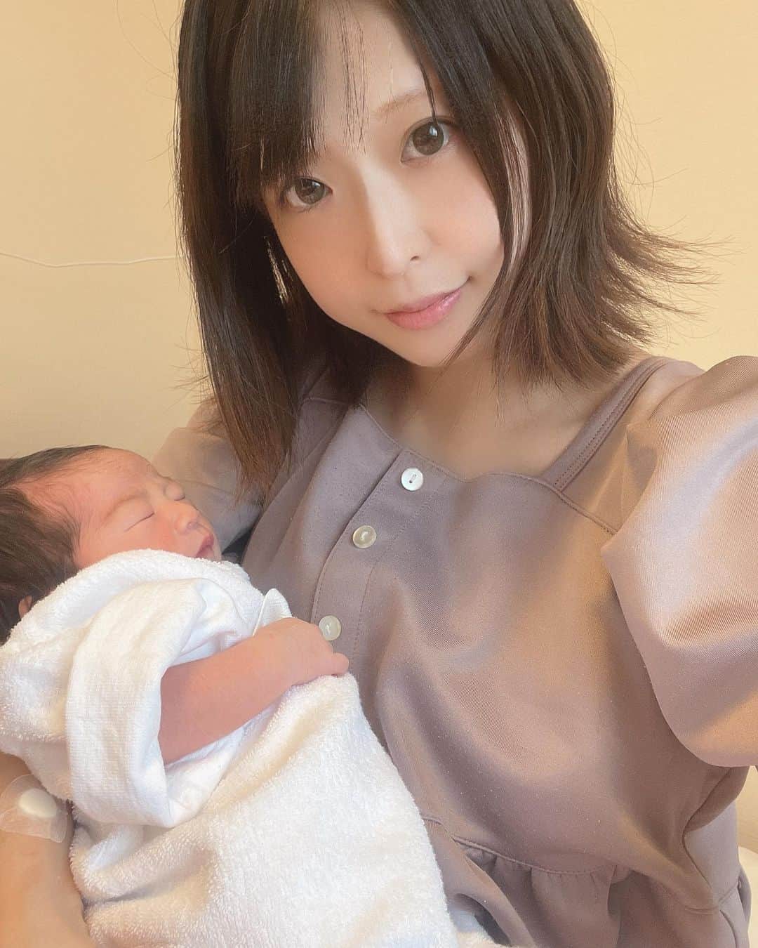 二ノ宮桃のインスタグラム：「✩ご報告✩ 先日無事第2子となる 女の子を出産しました！ 母子ともに健康です♡ 女の子育児初めてなので わからないこと色々教えて欲しいな！！  #2022_autumn_baby部  #2022_october #女の子ベビー  #女の子ママ #2歳差育児」