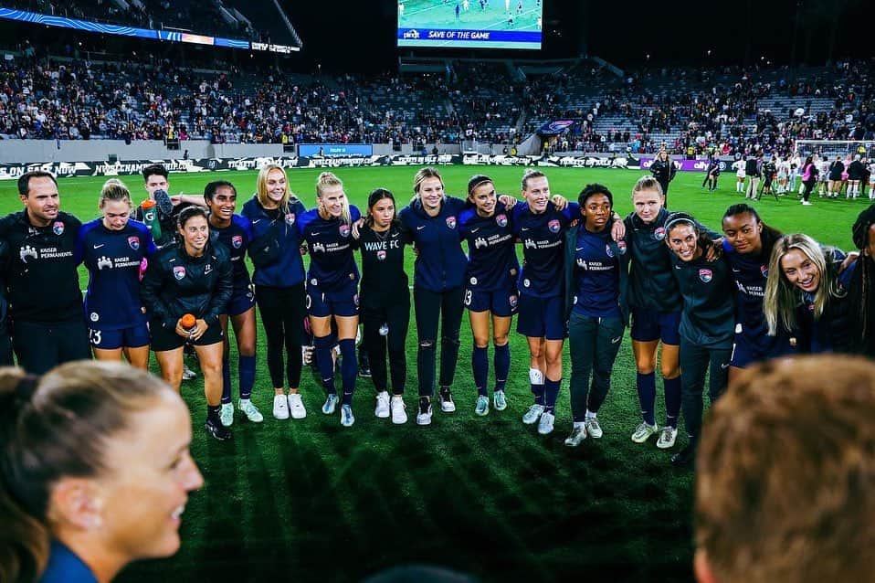 エミリー・バン エグモンドのインスタグラム：「This team - SD 💙🌊」