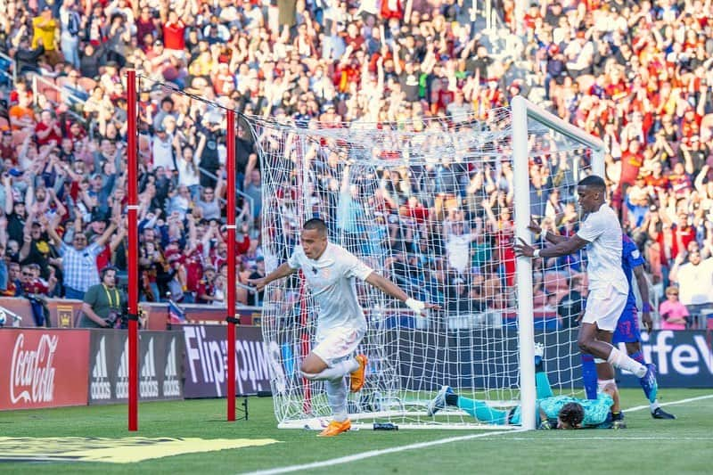 ボビー・ウッドさんのインスタグラム写真 - (ボビー・ウッドInstagram)「Big shout out to our fans for having our backs all year through the ups and downs 🙏🏽 @realsaltlake ❤️」10月18日 6時12分 - bwoody22