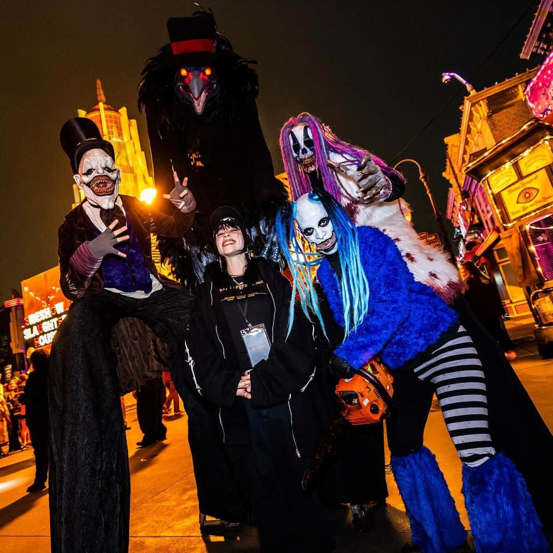 ビリー・アイリッシュさんのインスタグラム写真 - (ビリー・アイリッシュInstagram)「thanks for having us again @horrornights @unistudios never disappoints🎃🎃👻」10月18日 7時31分 - billieeilish