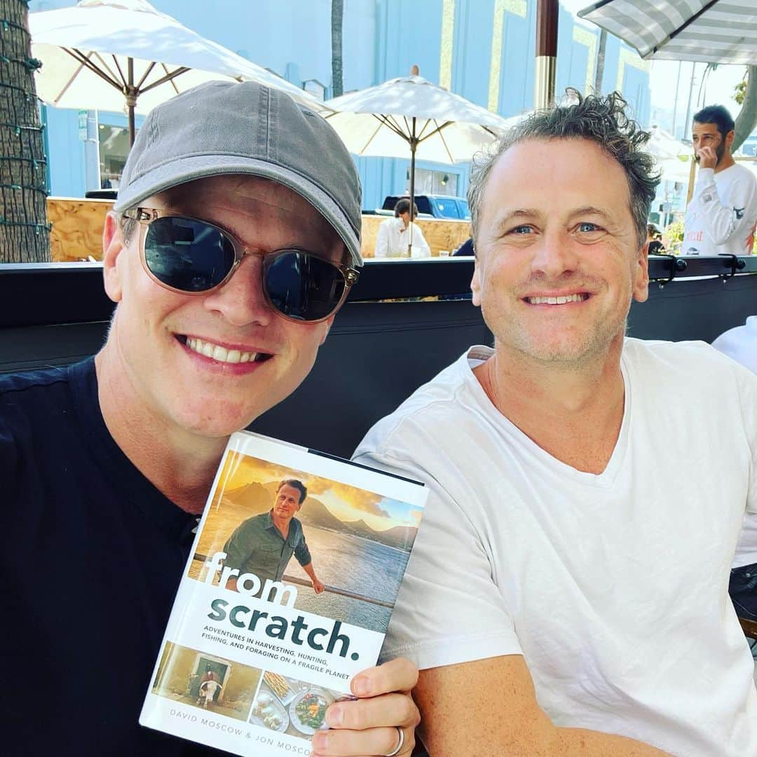 スコット・ウェインガーのインスタグラム：「I’ve known talented @davidraphaelmoscow since around the time he played Tom Hanks as a kid in “Big.” His new book, “From Scratch,” is about his adventures all over the world learning about where our food comes from. Comes out on October 25 but you can preorder a copy today wherever you like to buy books! I think it’s going to be big (see what I did?). Check it out! #davidmoscow #discoverfromscratch #oldfriends」