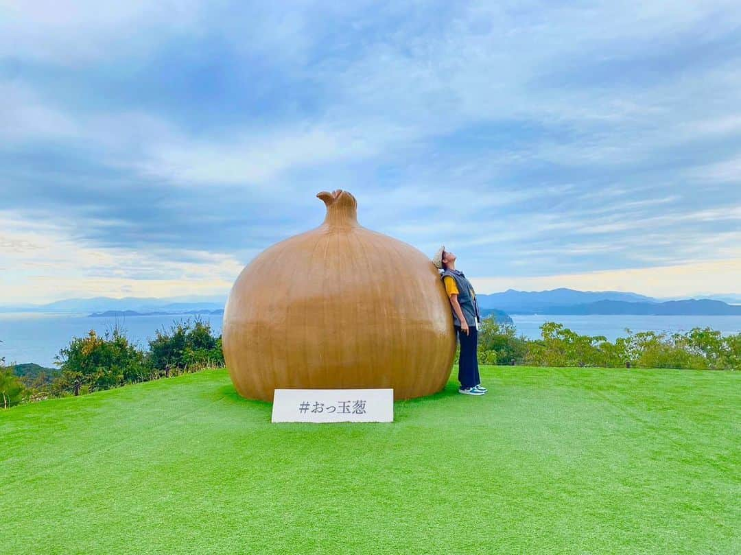 持田早智のインスタグラム：「. 玉ねぎとわたし 淡路島初上陸 . #おっ玉葱 #淡路島観光 #ストリートコーデ #ストリート女子」