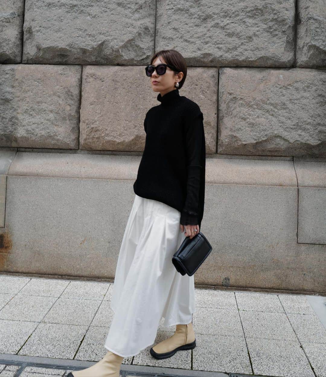 正中雅子のインスタグラム：「monotone🤍🖤  入荷中の畦ニットにホワイトデニムスカート☺︎  AWのシアータートルをin♡このシアーがとにかく使える🤤  今年はホワイトデニムアイテムがボトムスにブラックトップスが気分♡  #MACHATT #masaco服」