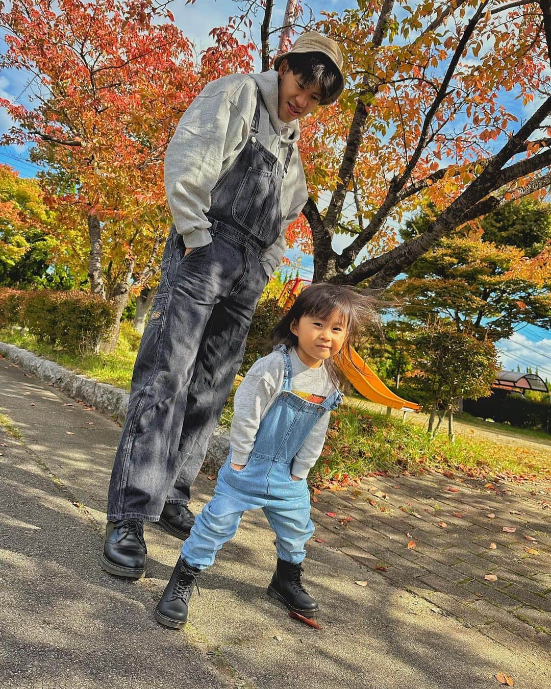 保岡龍斗さんのインスタグラム写真 - (保岡龍斗Instagram)「紅葉見に行こーよー🍁🍁  #nautica #drmartens #紅葉 #サロペットコーデ  #親子コーデ」10月18日 12時11分 - ryuuto23