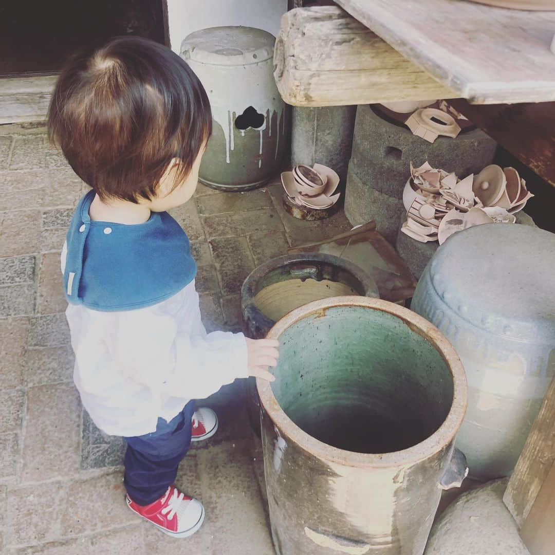 矢島里佳さんのインスタグラム写真 - (矢島里佳Instagram)「息子は、1歳5ヶ月になりました👶🏻💫 首が座った0歳3ヶ月から、日本全国を共に出張し、約1年が経ちました。 息子との初出張は、忘れもしない北海道網走✈️  各地で皆さんの本当に温かいお心遣いと、粋な計らいで、楽しくお仕事を継続させていただけております👩🏻✨ 息子は各地で、たくさんの方に抱っこしていただき、すくすく育っています🌱  子ども預けずに仕事復帰すると… 思うように仕事ができないのではないか？ やはりハンディがあるのではないか？  と、考えられがちかとは思いますが、息子の日々の成長を見逃すことなく、息子の大切な人生の最初の一歩一歩を、身近に観察させてもらいながら、相変わらず矢島里佳としても、ありがたいことに、お仕事をさせていただいております❣️ 本当に、周りの方々に助けられてこそです☺️  親子の時間も大切ではありつつ、息子は最近急激に言葉を理解してきたので、1歳半を迎える11月頃から週3日程度、まず年内は午前中だけですが、子ども同士の社会へ送り出そうと思っています👶🏻✨  子どもとどんな時間を過ごしたいか、人それぞれだと思います。 子育てに正解はありませんが、だからこそ、子どもに寄り添いながら、自分自身も納得する選択を、それぞれに実現できる社会でありますように😌  #子育て #子育てママ #男の子ママ #1歳 #赤ちゃんのいる暮らし #ていねいな暮らし #成長記録 #ワーキングママ #赤ちゃん  #子育て　 #赤ちゃんの五感  #子連れ出張 #和える #aeru」10月18日 12時28分 - rikayajima