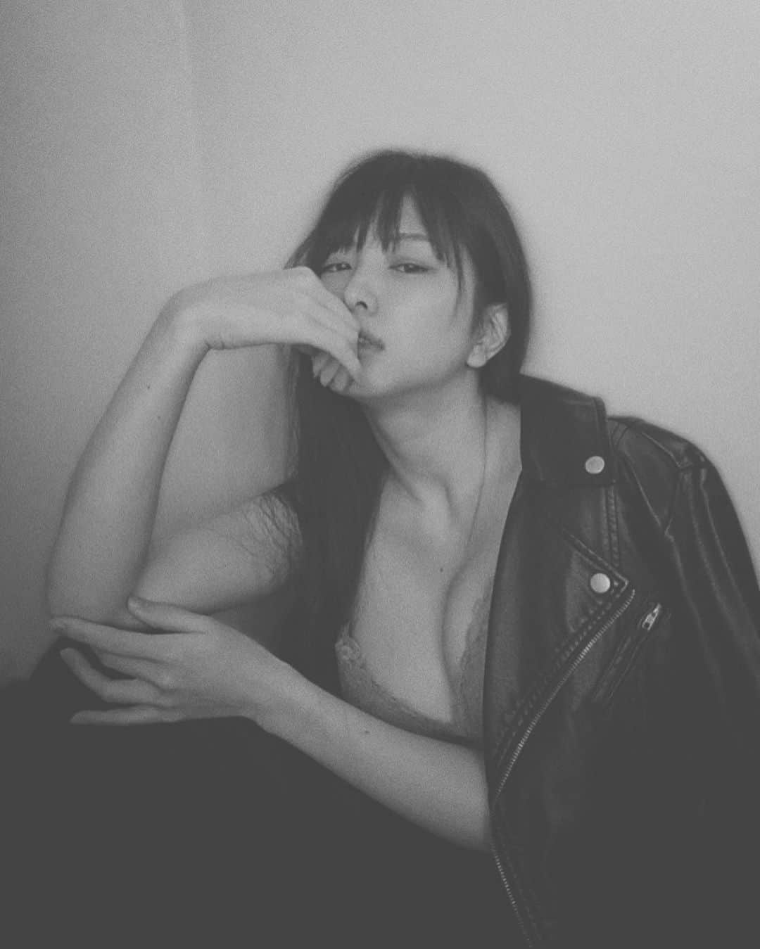 中岡龍子のインスタグラム：「You don't know how much I appreciate it.  人生の分岐点となった日 多くの人と、そして皆様と出会えた日 改めて感謝しかないなと再確認する日  皆様の優しさ、温かさに心から感謝しています。 いつも本っっっ当にありがとうございます。  With all my love🥂❤︎」