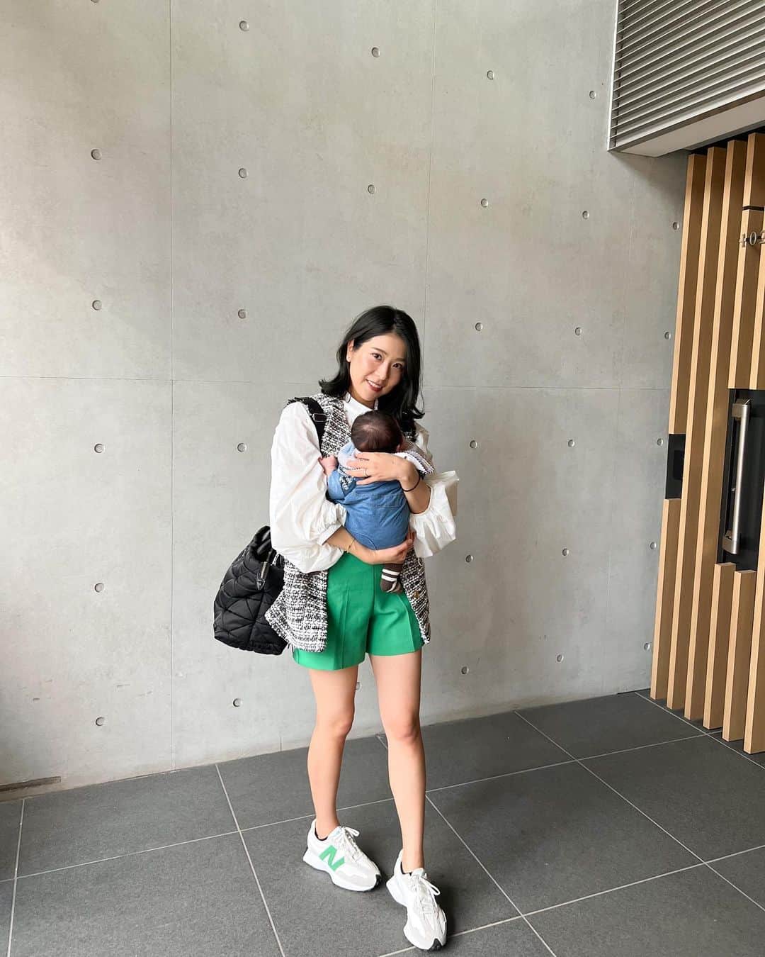 のインスタグラム：「生後一ヶ月経ち、少しずつ お出かけに挑戦していってる👶🏻🤍 👶🏻🧑🏾‍🦱🐶🐶でお出かけできる日が楽しみ💕💕  ・ ・  #baby#男の子ベビー #生後一ヶ月#男の子ママ#ママコーデ#ツイードジャケット #ベストコーデ #秋コーデ#産後ダイエット #白シャツコーデ」