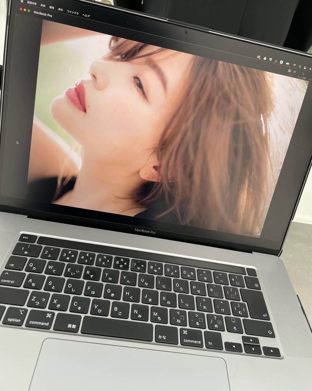 のインスタグラム：「あと6日❣️ 10月24日に発売される、わたしの本 「きれいになるマイルール」💕 撮影した時のオフショットです😊  今回の本は、読み本なのですが、 美容の話だけではなく、エッセイのような本になっています。 今まで語ったことのない、わたしのプライベートな話も書いています。 amazonほかネット書店などで、予約ができます。  #きれいになるマイルール#lifestyle#fashion #beauty#risahirako #平子理沙」