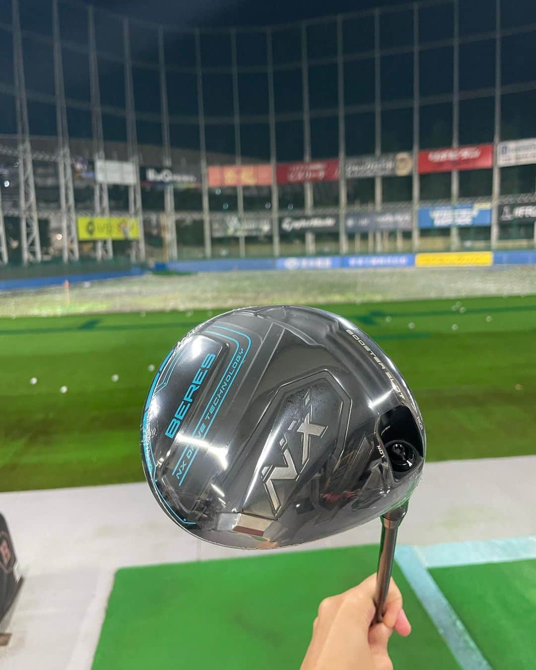 MOMOさんのインスタグラム写真 - (MOMOInstagram)「新しいゴルフクラブ🏌️‍♀️  ゴルフを始めたときからずーっとゼクシオだったのですが、#本間ゴルフ 様からクラブを頂いたので思い切って変えてみました！  新しいクラブ、テンションあがります⭐︎ 真っ黒でまず見た目がかっこいい🏌️‍♀️🤣  打った感じはずっしりとしていて、力のある球が打てるなという印象です👋 ので、曲がらず真っ直ぐ飛ぶ気がする🏌️‍♀️  まだ使い始めなので、これから練習を重ねて使いこなそうと思います💪  #honmagolf #本間ゴルフ　#nxレビュー #honma #ゴルフ女子 #打ちっぱなし #神宮ゴルフ」10月18日 22時43分 - golf_m_o_m_o