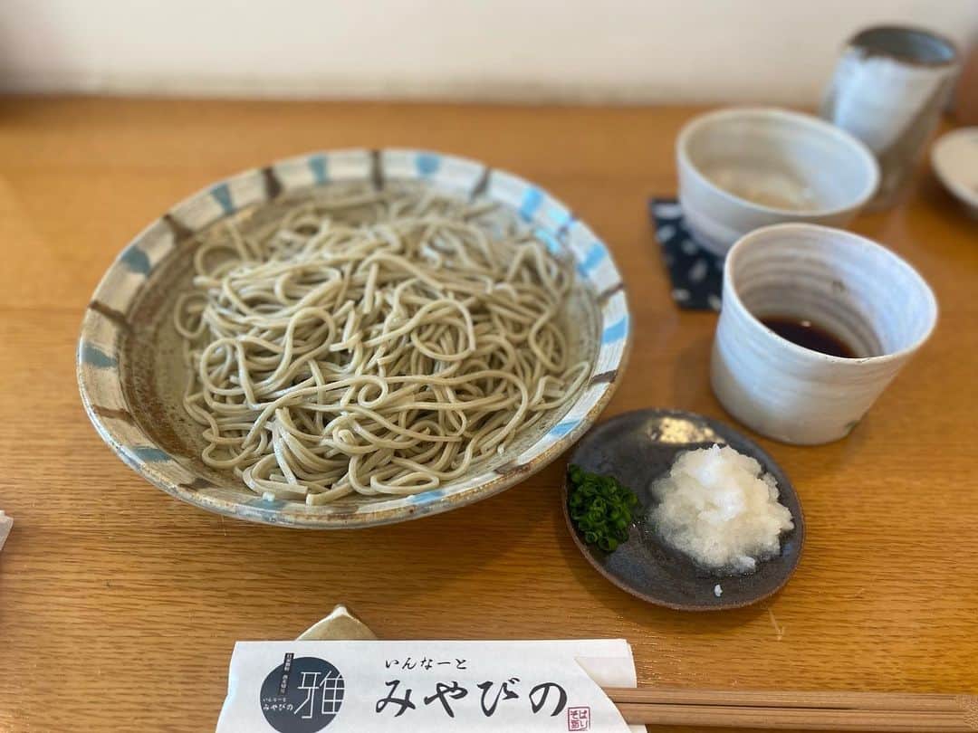原紀舟のインスタグラム：「#いんなーとみやびの   お義父さんがおすすめしてた お蕎麦屋さんに 私の両親とランチに💛  近くに寄ったので お邪魔しました☺️  家族揃って おろし蕎麦　大盛り を頼みました😂💗  お塩で食べたお蕎麦の中で ダントツに美味しかった〜😋  本日のご飯が売り切れてたから またリベンジしたい🫶  #蕎麦 #蕎麦スタグラム  #堺　#堺ランチ #津久野 #津久野ランチ」