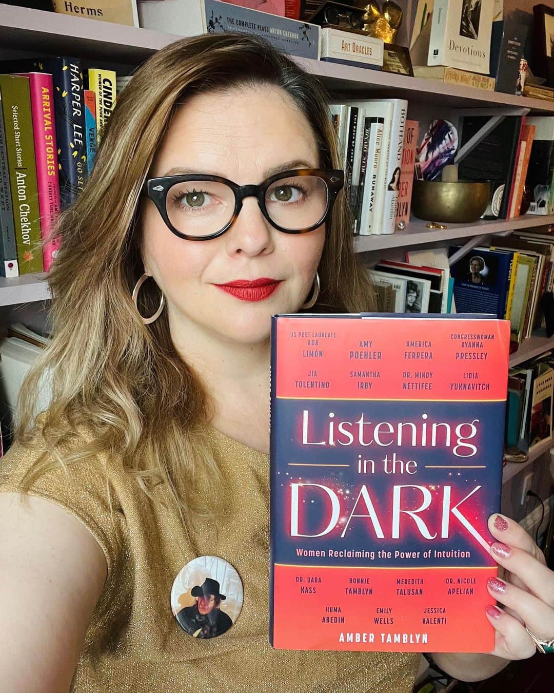 アンバー・タンブリンさんのインスタグラム写真 - (アンバー・タンブリンInstagram)「It’s publication day today for our incredible book. I’ve got my lipstick on. My Jack Hirschman pin on. My favorite glasses on. I’m feeling all the feels, as the kids say.  I wrote this book alongside brilliant women doctors, journalists, artists and healers because I believe our intuition—the connection between what our bodies can tell us and our minds can compel us—is the most vital tool we have to fight with in a world that continues to wage war against the feminine. The war is against our bodies. It is against our rights. Our stories. Our emotional intelligence. Our softness. Men are also survivors of this war. They too have been taught and conditioned to be disconnected from these same qualities and intelligences.  My hope is that this next generation of young girls, boys, and non-binary kids won’t have to grow up disconnected and distrustful of their bodies and what their interior lives can teach them. This book offers a way out of the numbness; a re-sensitizing of what we feel, how we feel it, and what that feeling can provide for our lives and the lives of the people we love. In these pages you will find a practical and applicable guide to nurturing your own unique intuitive process, bringing you one step closer, one stride deeper, to everything you were ever meant to become.  The book is available as of today everywhere where books are sold in the U.S. and Canada, as well as available on audiobook. Get yourself a copy and take in what your body can hear and your mind can achieve when you’re wide open, listening in the dark.  #ListeningInTheDark」10月18日 23時09分 - amberrosetamblyn