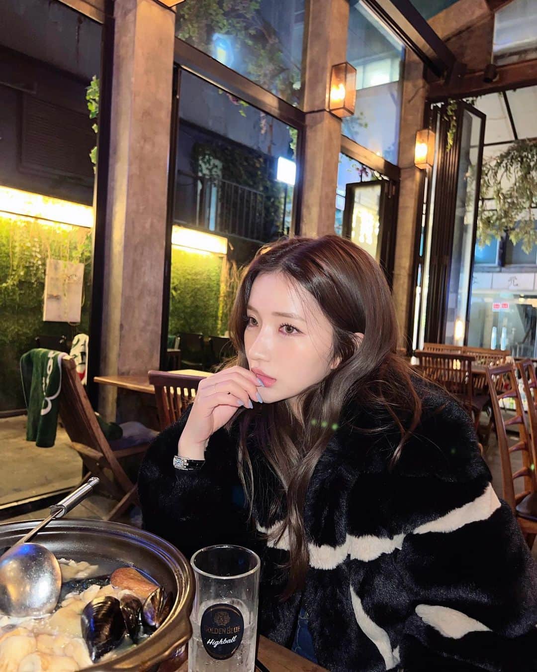 南りほのインスタグラム：「韓国はもう寒くてコートおろした🤧 来月とかになるとペディンが必要になるなぁ、、🤔」