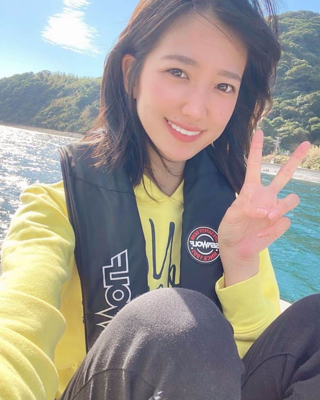 佐藤あかりのインスタグラム：「. . こんばんは🌙 空気が澄んできて、あっという間に秋の訪れを感じるようになりましたね🍁 . . 久しぶりのInstagram更新DAYがやってきました🍁 前回の更新から、今日までの事をちらりと振り返ります📸 . . 9月は大分に帰ってパパとおにーと、久しぶりに魚釣りへ行きました🎣 船釣りも陸釣りも出来て、大漁でハッピー🐟あの、浮きが沈む瞬間と、ぐぐぐーーっとくる強い引きが堪りません🤤年末も楽しみです🫶（📸1〜2枚目） . . お仕事では、 NTTデータイントラマート.アクセルマートさんのCMに出演させて頂きました🚕是非ご覧ください🫶撮影動画とオフショットを載せておきます（📸3〜4枚目） 今月末も、新しいCM撮影があるので、また告知を楽しみにしていて下さい🫶 . . また、カルソニックレディとして 宮城県、三重県、大分県でのレースに参加させて頂きました🫶 11月5日6日は栃木県で最終戦となります🔥表彰台争いになるので、本当にドキドキ、楽しみですっ🔥 いつも事務所にプレゼントやお手紙を送って下さりありがとうございます。お気持ちが本当に嬉しいですし、アップルタルト、最高に美味しかったーー🤤笑（📸5と8枚目🙏） . . そして先日は、お仕事で山梨に行ってきました😉 年明けは、ビックリするお知らせが沢山できるので楽しみにしていて下さい🫶（📸7枚目） . . そして、12月17日＆18日に事務所開催のイベントをします！年内のイベントは最後になります🫶具体的な内容はこれから決めますので、スケジュールを開けておいて下さると嬉しいです🫶 . あっ、後，髪の毛きりました！（6枚目） むぎも、すくすく元気です🐕💓（📸ラスト1枚） 朝晩は冷え込む日が多くなってきたので、暖かいご飯を沢山食べて元気にお過ごし下さい🌾 皆様が素敵な毎日を過ごせますように🫶 . それではまた更新します〜🍎 まとめて投稿でしたが、最後まで読んでくださった方々ありがとうございました🍁」