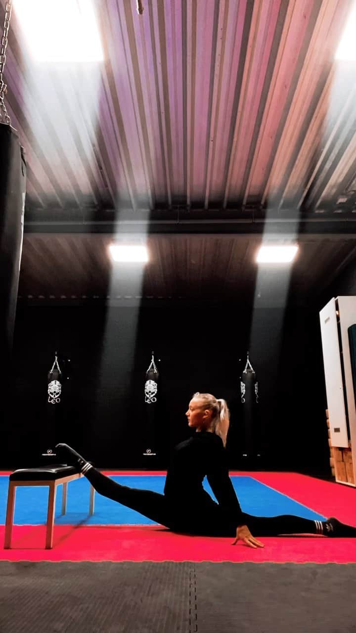 リーケ・ウェイファースのインスタグラム：「♥️ Loving the feeling of a good stretch 💓 What do you prefer to work on: Your strength or your flexibility? Or both? (:💜👇🏼Let me know!  I can create something to help you get more fit🫶🏼」