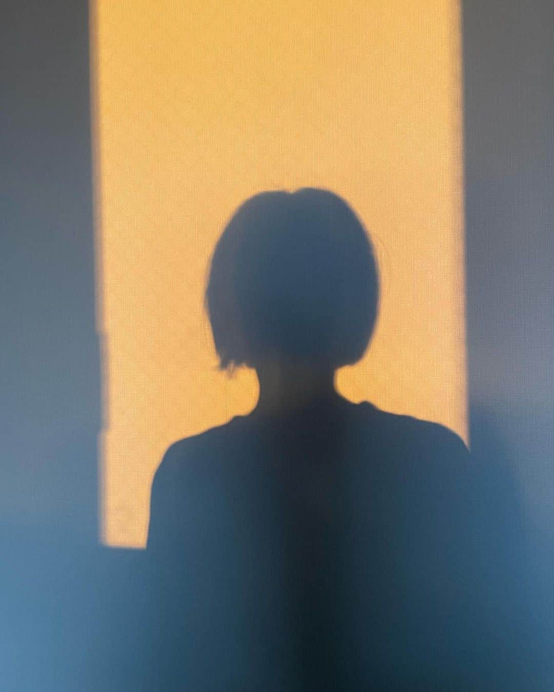 安達祐実さんのインスタグラム写真 - (安達祐実Instagram)「🧡🧡🧡 ある日の朝焼け。 寝癖ぎみの私。」10月18日 23時28分 - _yumi_adachi
