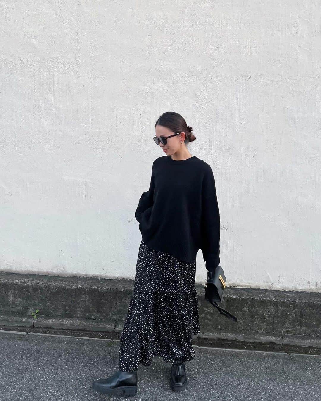 muua777のインスタグラム：「. ⁡ デザインもサイズもドンピシャ🖤 しっくりくるぅーー！！笑 ⁡ ウエスト細めの方にもおすすめです🥹 ⁡ 万が一緩くても生地が薄めなので 簡単に摘んでお直しできます👌 ⁡ ⁡ #イレギュラーヘムドットスカート @titivatejp」