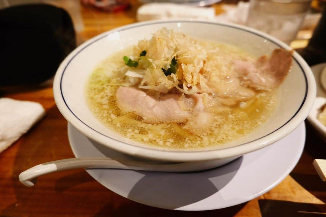 ケツのインスタグラム：「日本橋  #ラーメン #ラーメン屋 #塩ラーメン #半チャーハン #美味 #馳走 #ロングコートダディ兎 #黒帯てらうち #キャツミ #クセ #ブレ #躍動 #ご馳走様でした #xt30ii  #無断転載禁止」