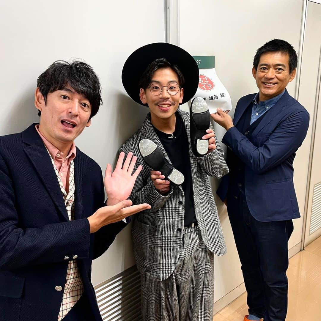 安達雄基のインスタグラム：「先日NHK あさイチに出演しました✌️ ソロを踊ったり、タップダンスの事や基礎ステップの説明など20分近く特集して貰い、 慣れない生放送ではありましたがかなり楽しくやらせて貰いました！  華丸さんは今稽古中の舞台 #羽世保スウィングボーイズ　 で振付をさせて貰っていて関わりがあり、アナウンサーの駒村さんは元々自分のレッスンに来てくれていたりとステキな偶然が重なってのあさイチだったので改めて出逢いの大切さを実感しました😚✨ 現場もプロフェッショナルな空間ではありつつもスタッフさんの仲の良さや優しさが溢れるとてもステキな空間でした。 また次回も出演出来るようにこれからも一歩一歩大切にタップを踏んでいきたいと思います！  アシスタントで入ってくれた @y_chibababatap  タップ板で来てくれた @nobukatotap  ありがとうございました🥹 お陰様でリラックスして出来ました☺️✨  観てくれた皆さんもありがとうございました☀️ #あさイチ#NHK#タップダンス#tapdance#華丸大吉#安達雄基」