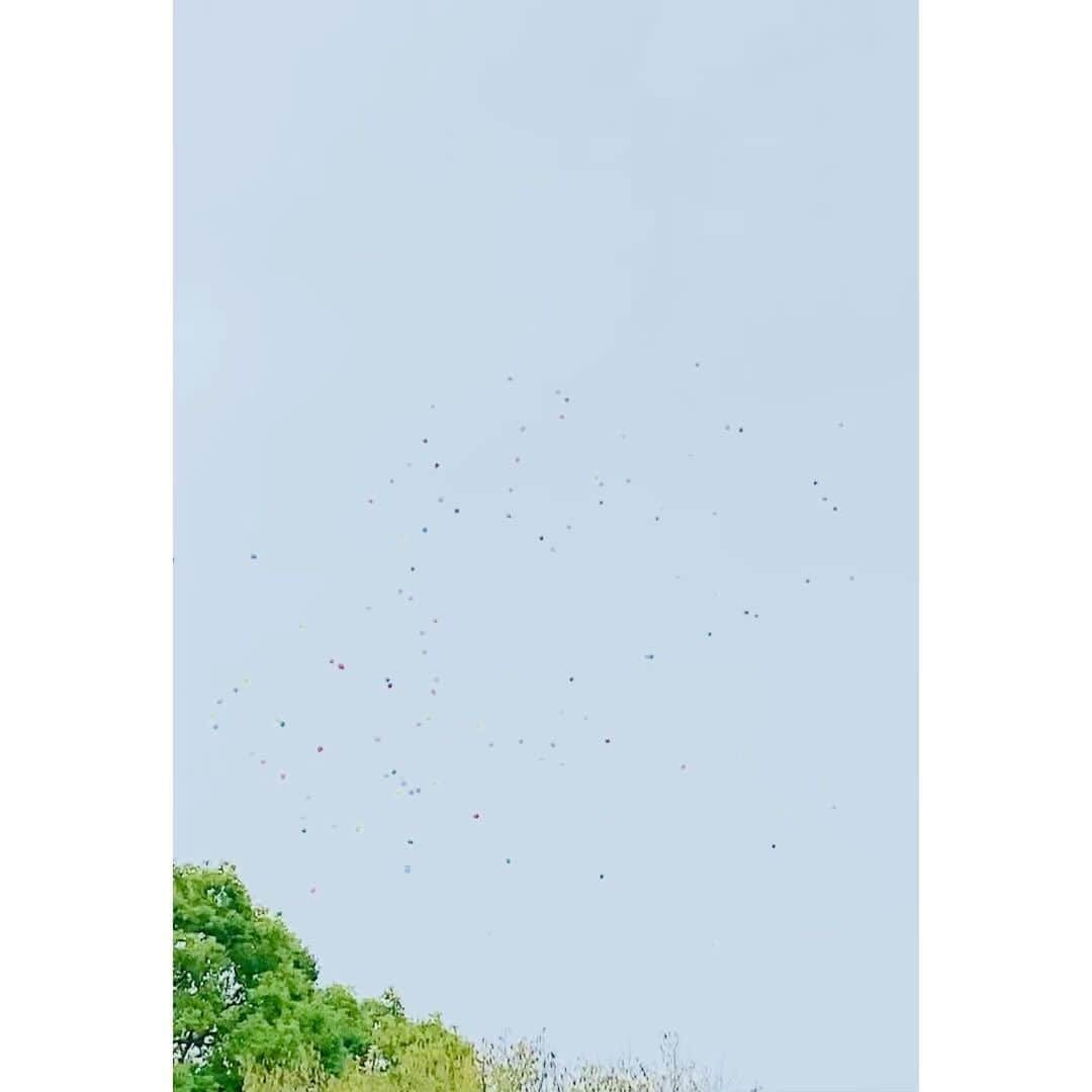 伴都美子のインスタグラム：「✔️ ⁡ わーお💚 ⁡ ⁡  #🕊  #balloonrelease🎈  #🎈🎈🎈🎈🎈🎈🎈🎈 #公園で #たまたま見かけました」