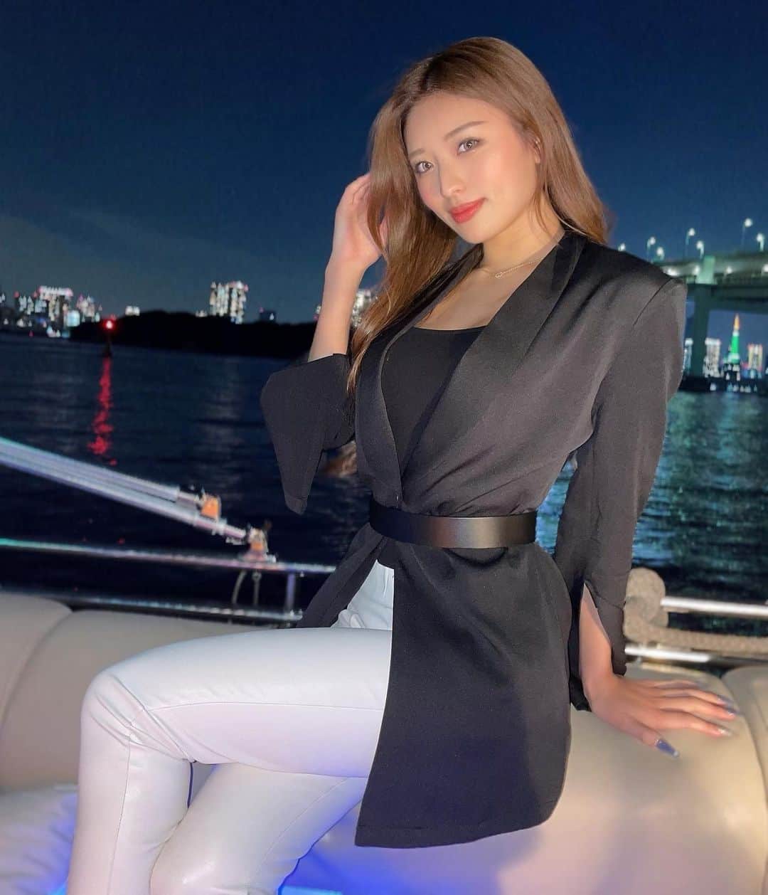 MIYABIのインスタグラム：「たまにはちょっぴり大人なミヤビームも🖤  船乗ると、おばあちゃん家行くの思い出すから好きだなぁ👵🏽🫶  女子会楽しかったっ🥂💕  #サイバージャパンダンサーズ」