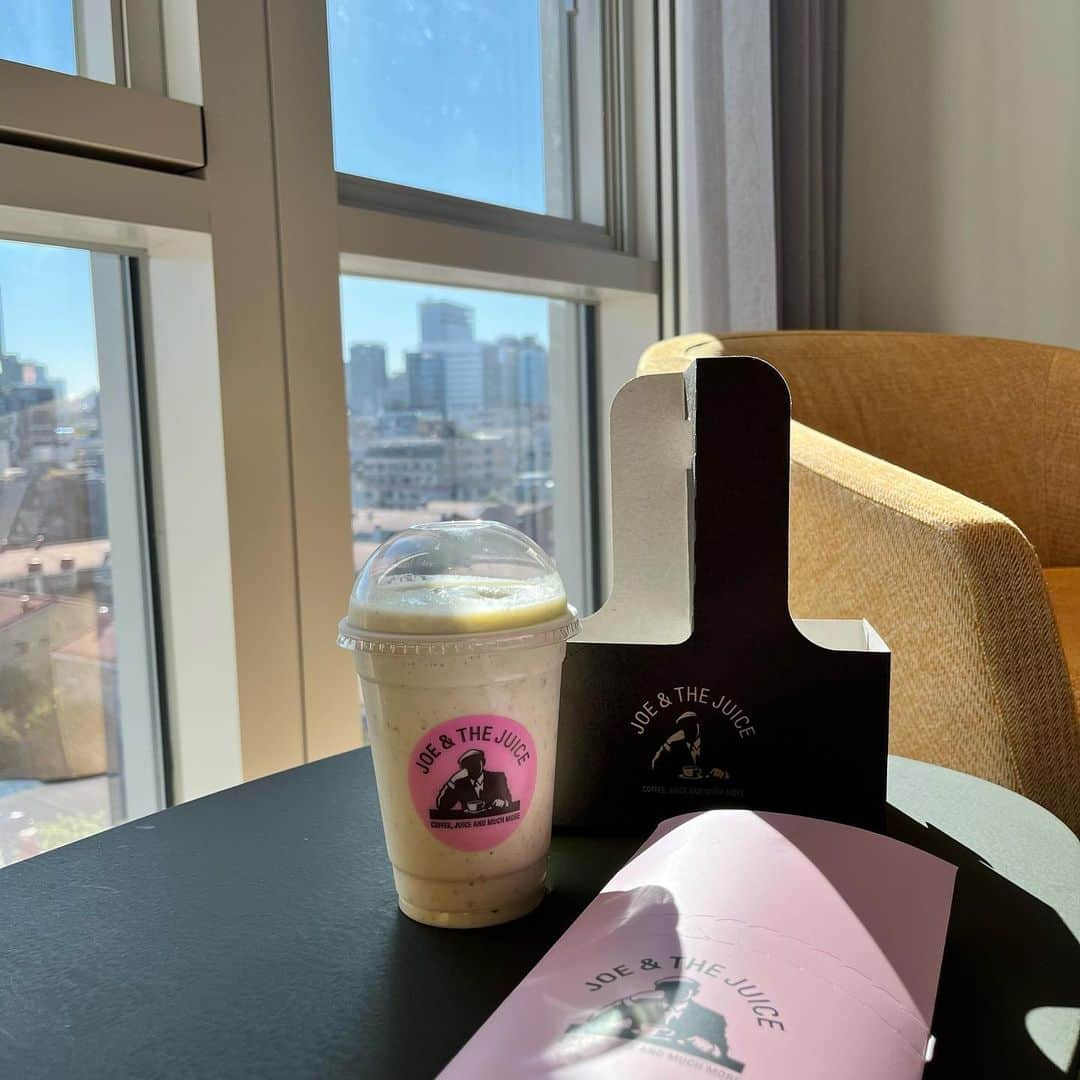 ひよんのインスタグラム：「☕️💖  このカフェ日本にもできたらいいのに🫶  @joeandthejuice」