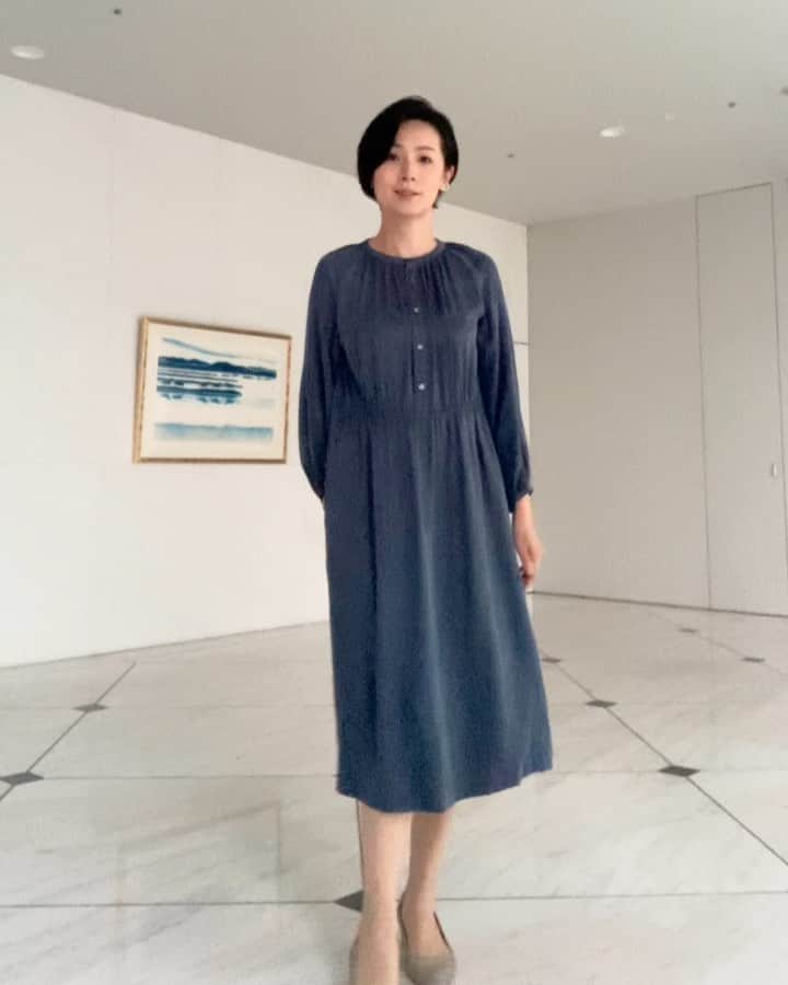 野村真季のインスタグラム：「ANNニュース着用衣装  10/15 朝ニュース/昼ニュース ワンピース @amaca_official  イヤーカフ @agete_official   10/16 朝ニュース/昼ニュース ボウタイブラウス& ジャンパースカート  @amaca_official  ピアス @agete_official   #テレビ朝日 #アナウンサー #アナウンサー衣装 #ootd #40代コーデ #40代ファッション #50代ファッション #大人コーデ #大人ファッション  #野村真季」