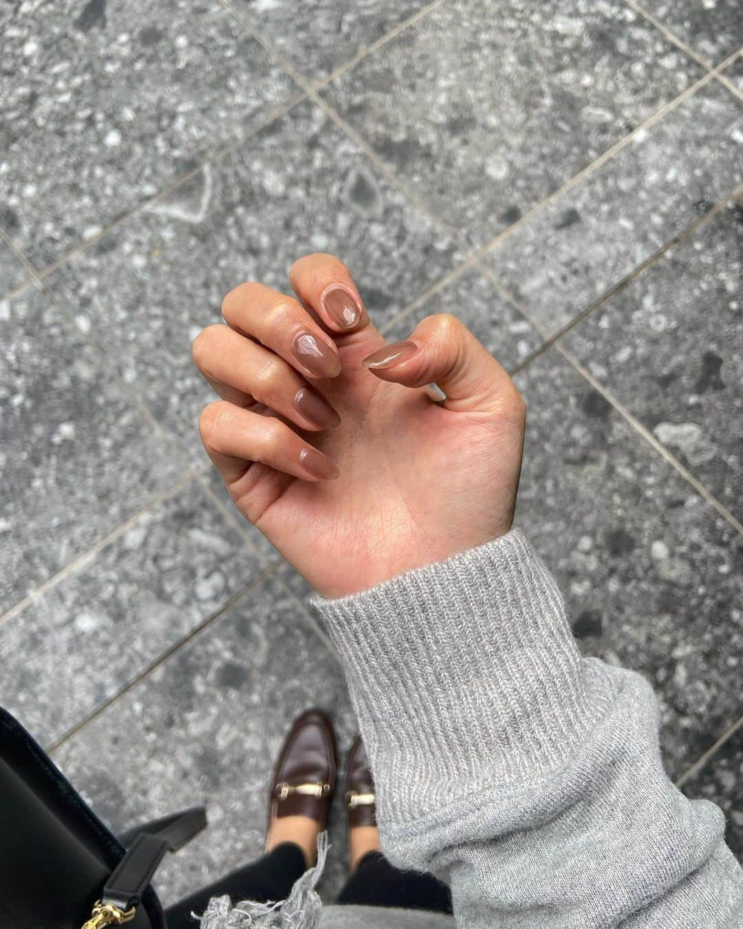 もえぴーのインスタグラム：「NEW❤NAIL🍁  ． ．  毎回ジェルオフと硬化熱すぎてヒヤヒヤするけど 今回めっちゃ熱かった~ 爪まで栄養足りてなかったんやって😵‍💫 タンパク質ビタミンちゃんと取ろ✨  #秋ネイル#秋カラー#ブラウン #シンプルネイル#ワンカラー」