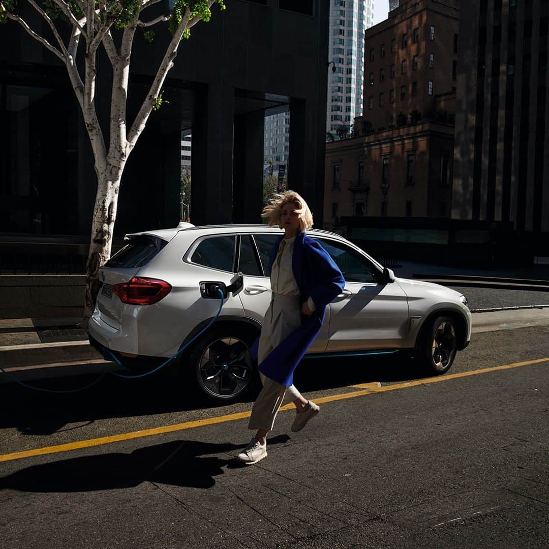 のインスタグラム：「電気自動車に乗ったことがない方も、 ぜひ24時間の試乗体験を。  BMW iX3のダイナミックな走りで、日々のお出かけからロングドライブまで。秋のお出かけに、心地よい電気の走りをご体感ください。  詳細は @bmwjapan アカウントトップのURLからチェック。  #JOYMOVESME #BMW #BMWJapan #駆けぬける歓び #BMWiX3 #電気自動車」