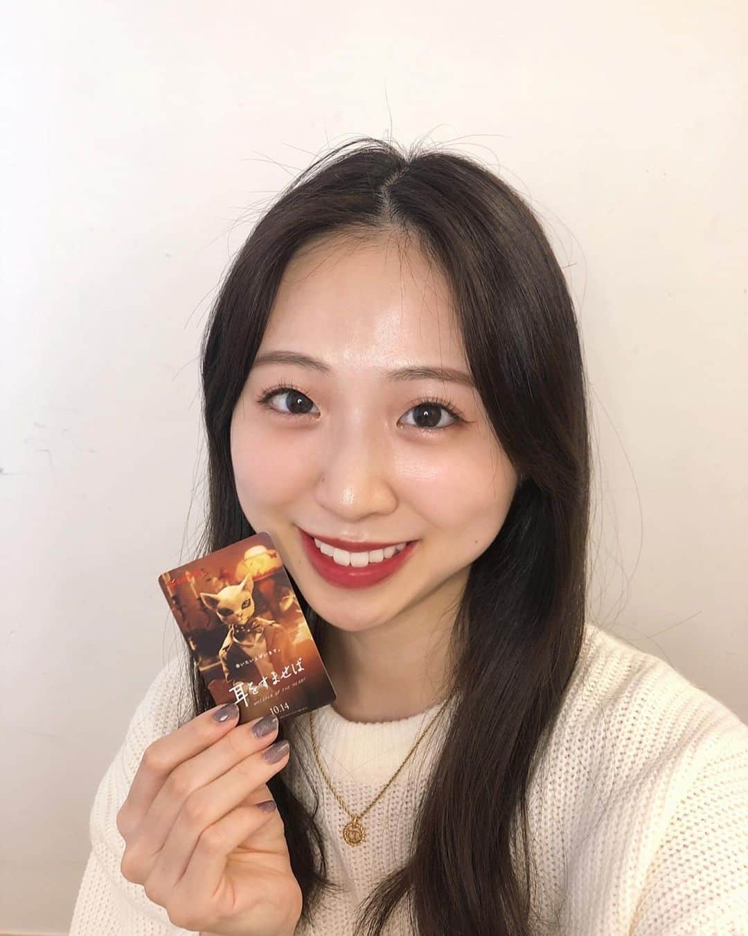 のインスタグラム：「ごきげんよう🌸  ミスファイナリスト5名へ、映画コーディネーター門倉カド様より【映画鑑賞券】をいただきました🎬✨  大谷優以子様 →「天間荘の三姉妹」 「母が型紙から手作りしてくれた『発表会の衣装』が大切なもの」というお言葉から、"ご家族との思い出を大事にしれている方"という印象を受けました。そこで、天界と地上の間にある旅館を舞台に、地上からやってきた妹と、彼女の2人の姉との絆を描いた、本作を選びました。  河津里紗子様 →「耳をすませば」 「『音楽』が私の思い出」というお言葉から、"音楽に対して深い思い入れのある方"という印象を受けました。 そこで、音楽で夢を叶えている憧れの人を想いながら、自身も夢を叶えようと奮闘するヒロインを描いた本作を選びました。  中村彩花様 →「ぼくらのよあけ」 「友人とドライブに行ったり、美味しいものを食べたりすることが多い」というお言葉から、"ご友人との絆を大切なされている方"という印象を受けました。 そこで、2049年の夏を舞台に 宇宙へ帰ろうとする未知の存在と、団地に住む少年少女達との心の交流を描いた、本作を選びました。  星美実様 →「スペンサー　ダイアナの決意」 「将来アナウンサーとして情報発信していきたい」というお言葉から、"自身の将来へ向けて明確な意志をお持ちの方"という印象を受けました。 そこで、1991年のイギリスを舞台に、精神的に追い込まれていたダイアナ王妃が、自らの意志を貫くべく決断をくだす姿を描いた、本作を選びました。  岡野菜那様 →「線は僕を描く」 「ダンスサークルの皆と過ごした日々が本当に楽しくて、大学生でしか経験できない素敵な夏の思い出になった」というお言葉から、"青春へ情熱を注いでいらっしゃる方"という印象を受けました。 そこで、深い喪失感を抱えていた主人公が、青春の全てを賭けて、水墨画へとのめり込んでいく様を描いた、本作を選びました。  門倉カド様には本年度、審査員として審査もお願いいたしました。 誠にありがとうございました！✨」