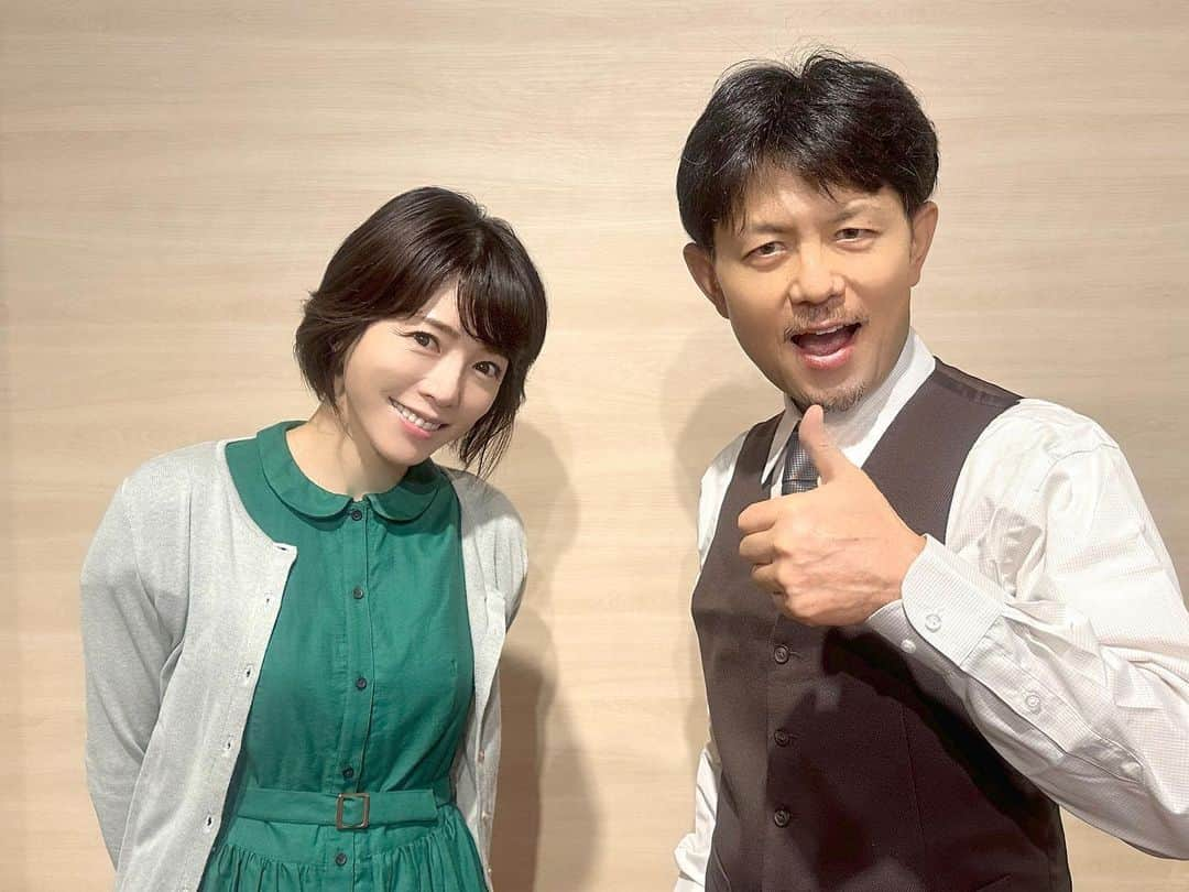 釈由美子さんのインスタグラム写真 - (釈由美子Instagram)「今日も舞台『罠』の稽古を頑張ってます🫡  初めて衣装付き通し稽古をしました。  クァンタン警部役の 的場浩司さんとお写真を撮っていただきました☺️  バラエティ番組ではご一緒してましたが  作品で共演させて頂くのは 2003年のドラマ『Stand Up!!』以来で ものすごく久しぶりです😆  あの時から全然変わってなくて  ほんとに男気あるカッコいい✨ 兄貴的大先輩です😍  私のことを 「釈のお嬢‼️」と呼んでくださいます🥰嬉  そして的場さんが演じられている警部が これまた素敵なんですよね🫣❣️  深みのあるお芝居をされていて、 毎日とても勉強になります🤩  初日まであと4日！  みんな真面目で休憩時間も気付くと自主練が始まっている愛に溢れたカンパニーで  丁寧に『罠』を作り込んでいきたいと思います。  ぜひ劇場でご覧になってください😌  #ノサカラボ #罠 #舞台罠 #ノサカラボ罠 #的場浩司 さん」10月18日 17時13分 - yumikoshaku