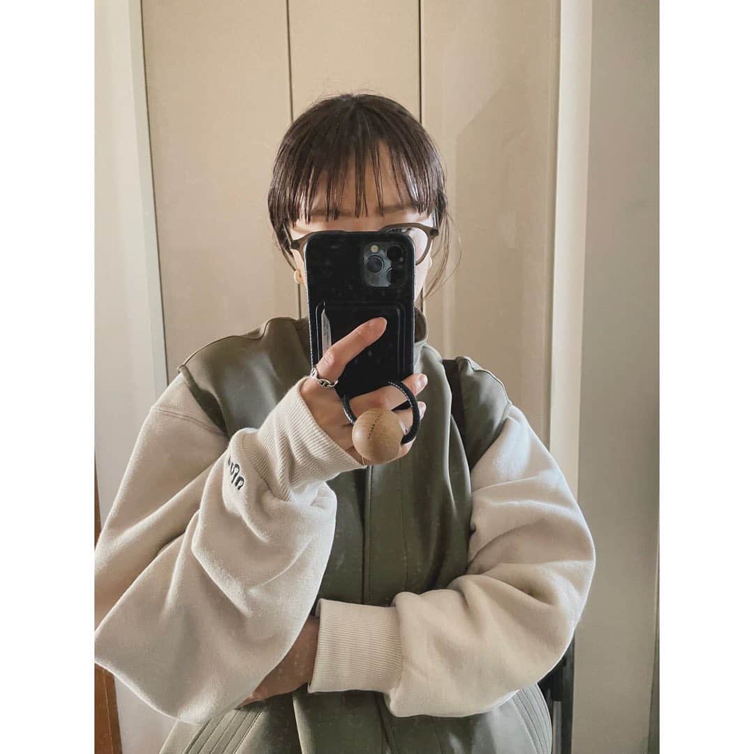 野尻美穂のインスタグラム：「oojuの服を作るにあたって、 無地でソリッドな服が好きな私は ブランドのロゴを見える位置に刺繍で施す、 という事への意欲が低すぎて最初は戸惑ったのだけど、 作ってみたらとってもかわいくて、 親子共によく着ております☺️ 全てはロゴを作ってくれた @siun_studio さんのおかげ🙏このロゴが大好きです。 梱包のテープや、商品が入る袋（一部大きさがない物も🙏）にも使われていたり、もちろんタグにも下げ札にも使っています。 拘ったからこそすごく愛着があって、ロゴに控えめだった私も取り入れられています☺️  現状soldのスウェットは再販はないのだけど、 手に取ってくれている方が沢山いて、 メンションも沢山見れて、とても嬉しいです☺️（他のアイテムももちろんです🥰  まだまだ未熟なoojuですが、来年も、いや、今年の冬もまだまだ頑張ります！ 来週はニットが出るよー！！🧶  来年はもっとサスティナブルな事も取り入れて行きたい！ 出来る事から少しづつ🤏✨  #ooju_official」