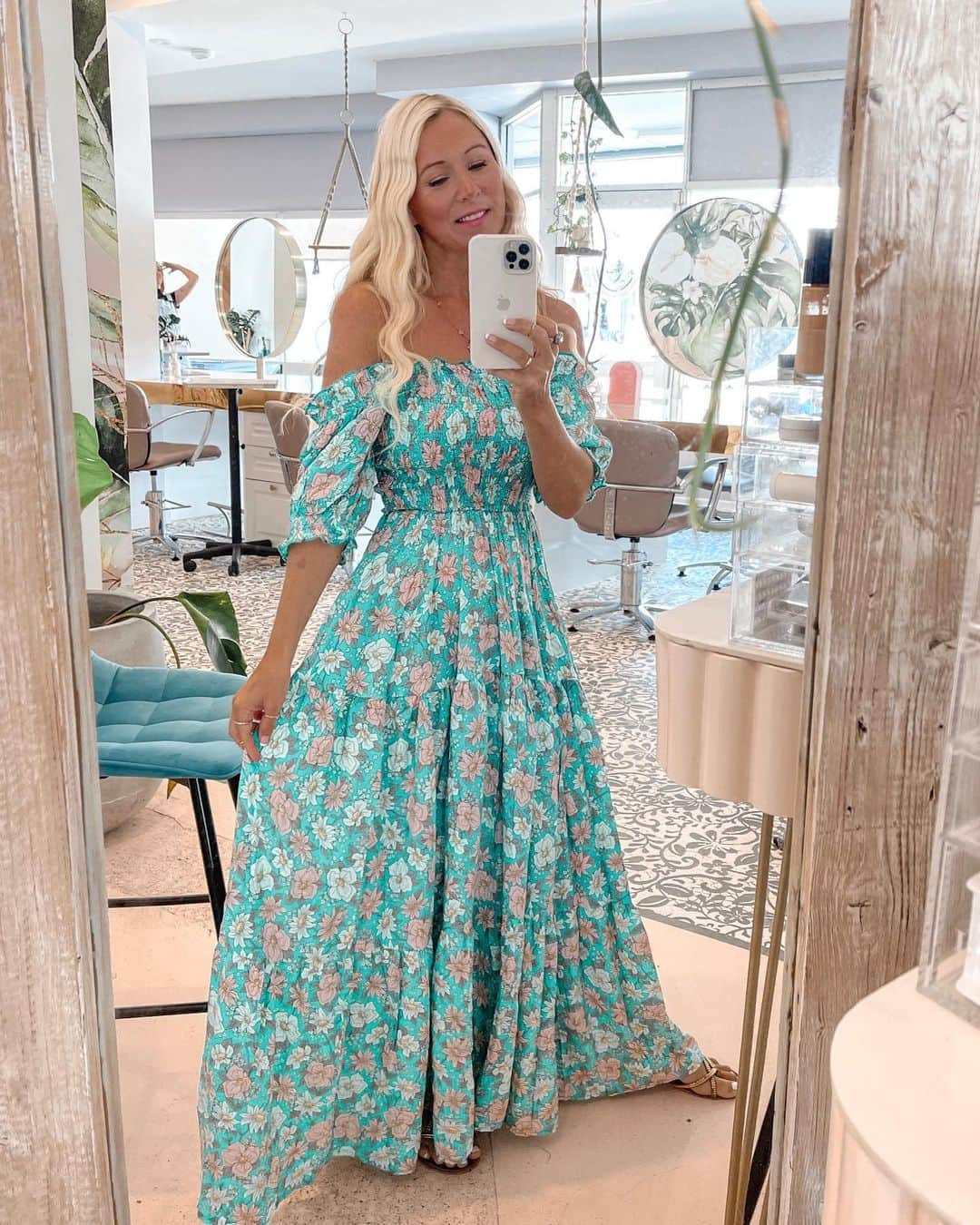 さんのインスタグラム写真 - (Instagram)「Summer vibes 🧚   Having an amazing hair day at my fave #perthsalon @thenesthairboutiqueperth wearing @salty_crush_aus dress 👗   Outfit details - https://rstyle.me/cz-n/gzqztr643w  #seeperth #perth #perthhair #saltycrush #mermaidhair #blondehair #mermaid #olaplex #styleblogger #ootd #maxidress #bohostyle #boho #hairextensions」10月18日 18時02分 - gypsylovinlight