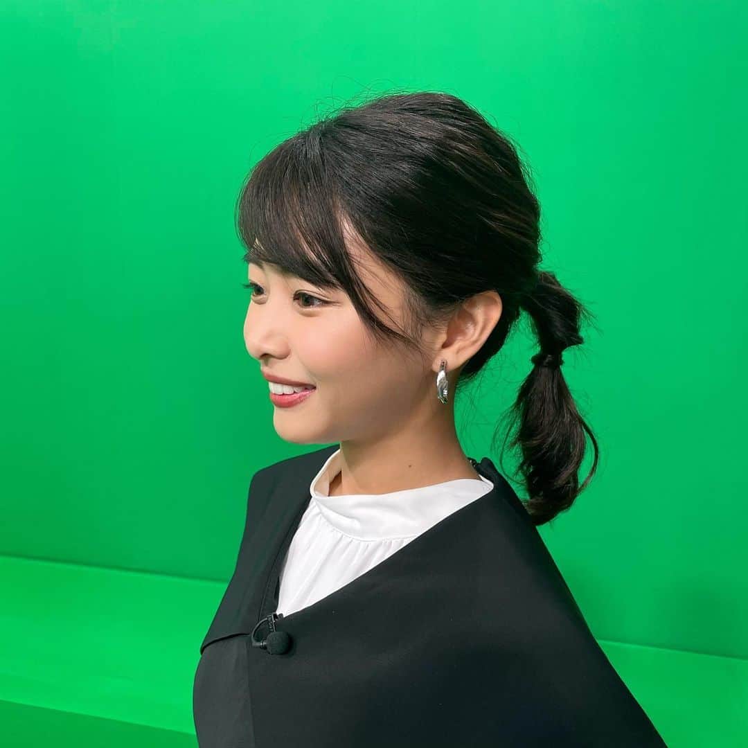 角田奈緒子のインスタグラム：「🧸 この前の日曜Nスタの衣装&ヘアメイク！ 納豆？みたいな？ 可愛いポニーテールにしていただいた🐴✨  #nスタ #日曜nスタ #sunトピ  #ヘアメイク #番組衣装 #アナウンサー衣装  #気象予報士 #気象キャスター」