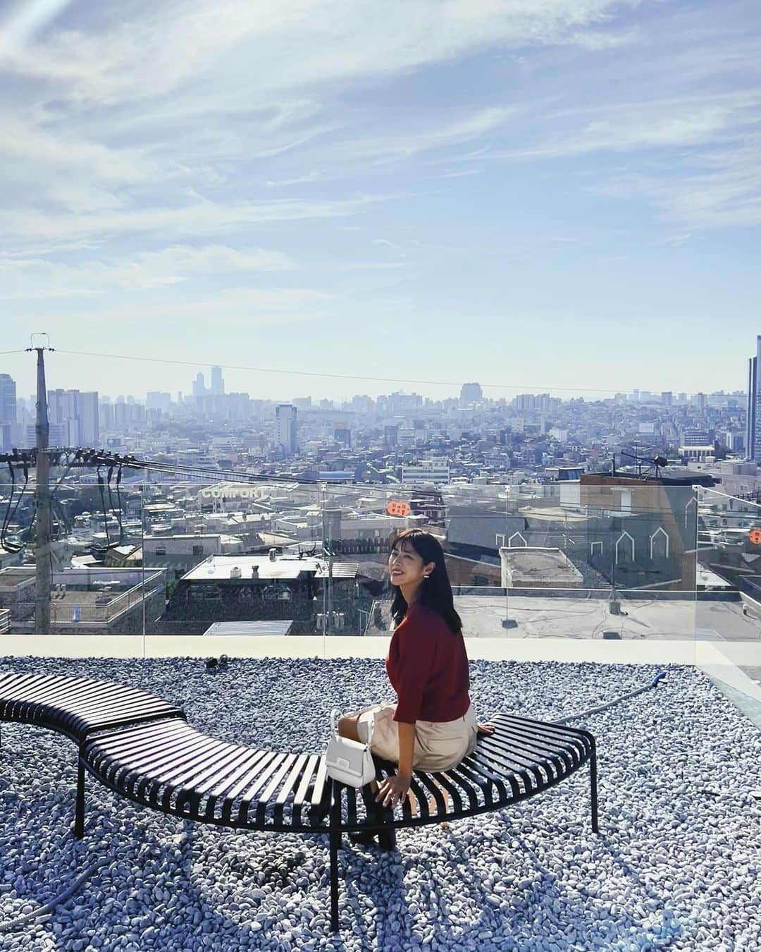 わちみなみのインスタグラム：「ソウルを一望できる @comfort.seoul   アーティストの方々のアイディアがつまった文化空間がとっても刺激的でした🐈‍⬛  建物の、光の取り込み方も素敵 うねうね、上へ向かってる感じがおもしろいなぁ  異文化に触れると頭がリセットされて楽しい🍁  街がアートに溢れていた！  #seoul #ソウル #seoulcafe #seoulcity」