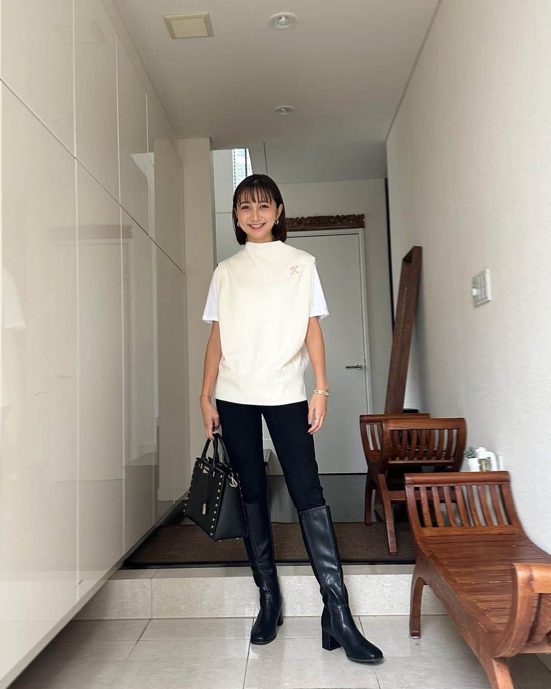 近藤夏子さんのインスタグラム写真 - (近藤夏子Instagram)「.   ロングブーツを履きたかった日🤍  ニットベストも着たかった日🤍  　 寒くなってきましたねー！ あったかく過ごしましょう✨ 　  　 #私服 #かこの私服だよ」10月18日 18時22分 - kondokako0804