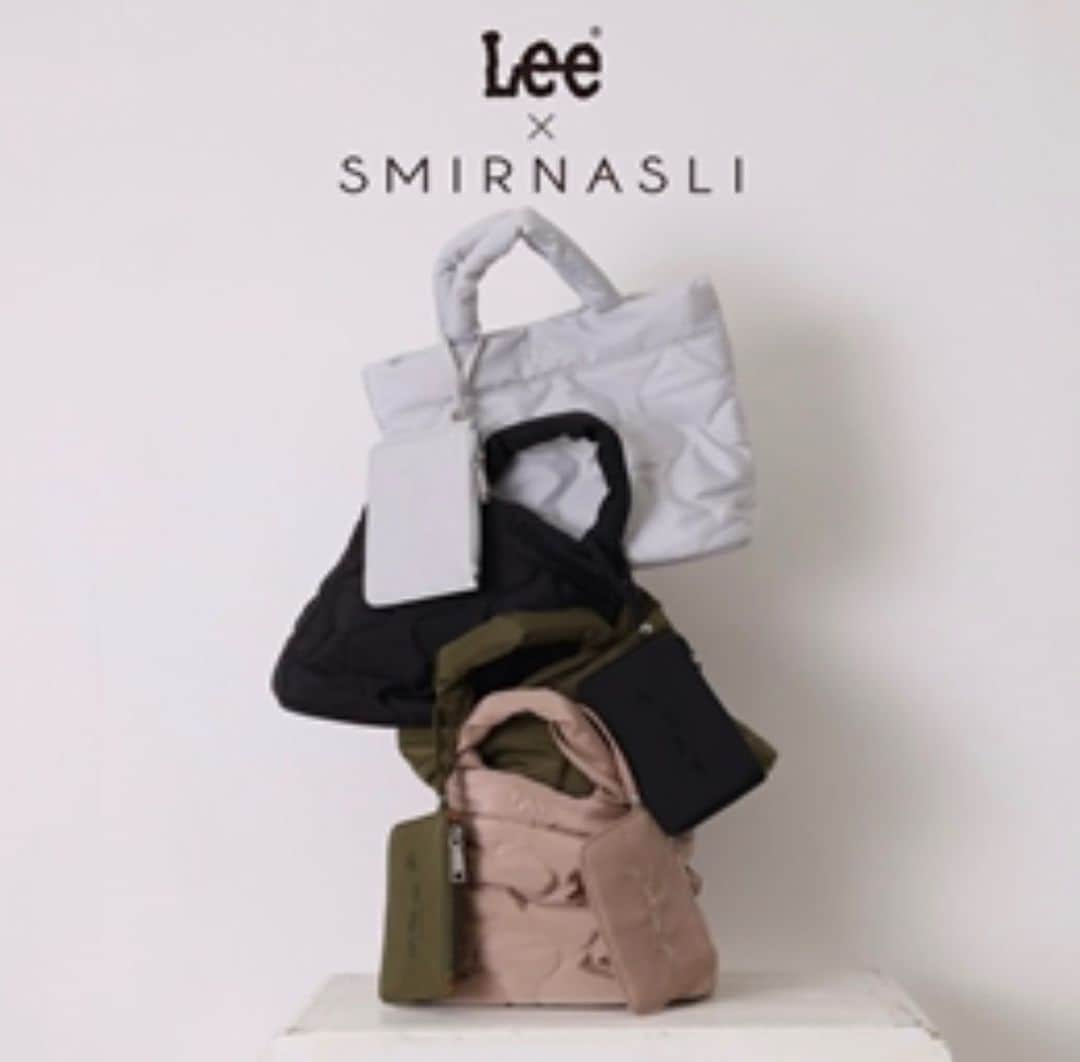 SMIRNASLI_officialのインスタグラム：「Lee® MEETS 🖤SMIRNASLI  2012年秋にローンチしたSMIRNASLI 今年で10年を迎えることが出来ました。  大人気だったLee® とのコラボレーションを10ANNIVERSARYを記念してrevivalしました🖤  オリジナルのキルティング柄に開けると綺麗カラーの配色や軽量で使いやすいデザインはSMIRNASLIならではの可愛いさです。  自分磨きのレッスンONE MOREバッグとしても是非チェックしてみてください！  📌online StoreでSMIRNASLI人気のシリーズを是非ご覧ください。  #Lee#smirnasli#bag#2022f&w#fallbag#恵比寿女子#Leemeetssmirnasli」