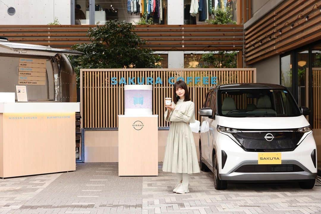 長濱ねるさんのインスタグラム写真 - (長濱ねるInstagram)「NISSAN SAKURA×BLUE BOTTLE COFFEE 「SAKURA COFFEE」を一足先に体験させて頂きました。 EV車とコーヒーの驚きのコラボに終始ワクワクしました！自分の小さな選択が自ずと協力に繋がるシステムはとても素敵だなと感じました🤝  2022/10/19(水)〜10/31(月) 東京ドイツ村に期間限定で出店です🌸☕️是非チェックしてみてください！  #PR #SAKURACOFFEE #日産サクラ #サステナブル」10月18日 18時42分 - nerunagahama_