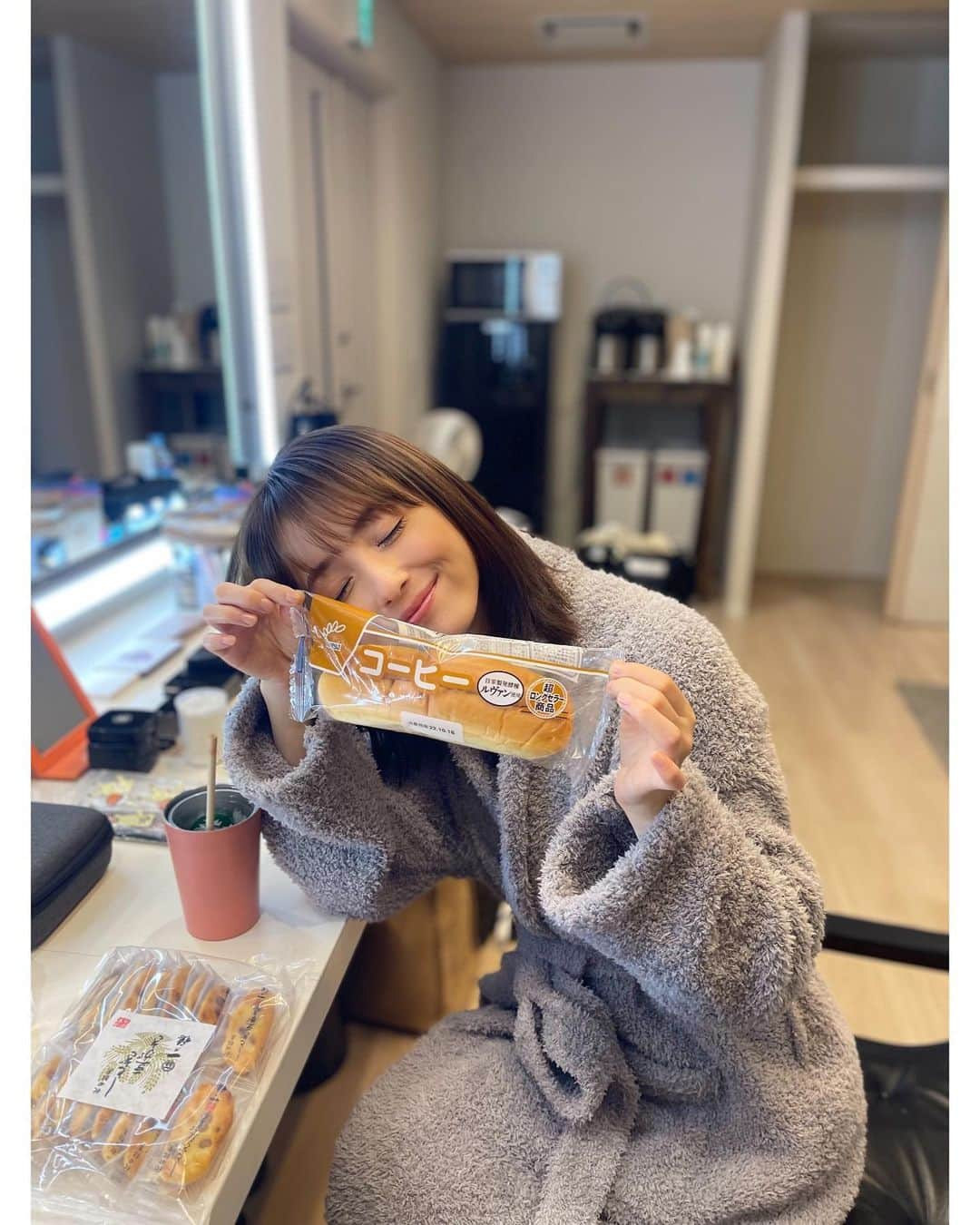 佐々木希さんのインスタグラム写真 - (佐々木希Instagram)「秋田の人は分かるはず♡ 今日は、朝から長丁場ですが、 現場になんと！ たけやのコーヒーパンが🥖🤎 子供の頃からの味が美味しくてホッコリ✨ しとぎ豆がきも🥺 元気出ました！ 頑張ります！！  #秋田名物 #たけやのパン #しとぎ豆がき」10月18日 19時05分 - nozomisasaki_official