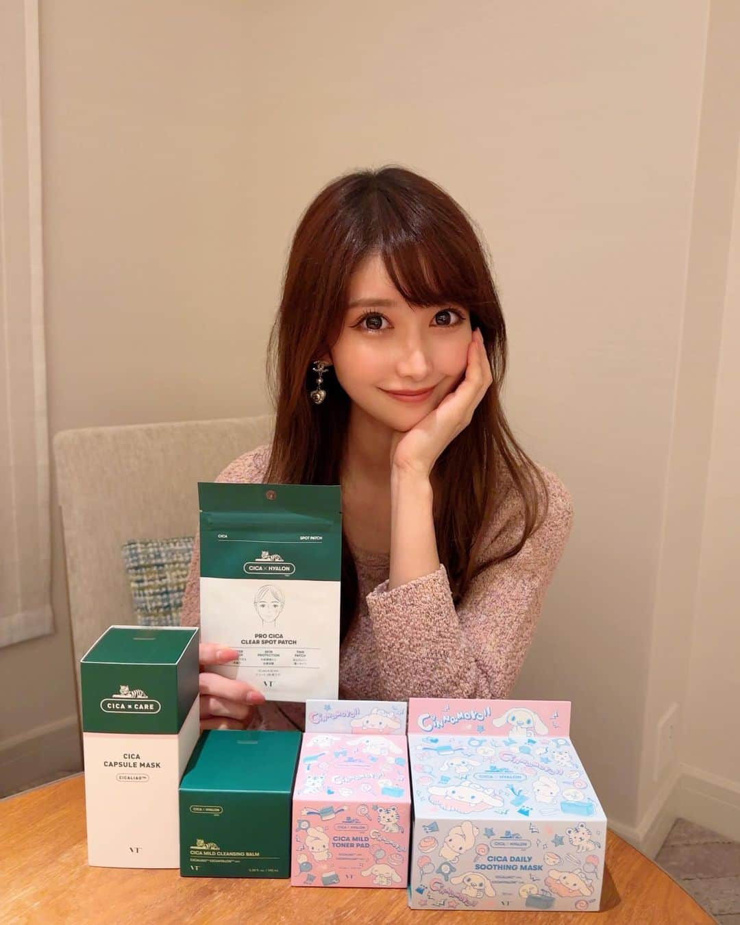 のインスタグラム：「. 本日もお疲れ様です🌙🪴 . ずーっと気になってはいたけど使った事が無かった VT cosmeticsのCICAシリーズを いくつか使い始めてみたよ🌿✨ . シナモンとコラボしてるパケがかわいくて 毎日パックするのが楽しみになる🫶🏻💕 お肌の鎮静効果があるみたいだから、 ゴルフ終わりにするのも良い✨ . クレンジングはバームタイプかクリームタイプが好きだから、バームタイプのものがあって嬉しい☺️ 乾燥肌の人におすすめ🤍 . . 季節の変わり目ってお肌にも影響でやすいから スキンケアはちゃんとしないとねっ🥺！ . 男性にもおすすめだよ〜👦🏻✨ お肌が綺麗に越した事はない🤍 . . #ゴルフ女子#スキンケア#シカパック#vtコスメ#vtcosmetics#cica#cicacare#cicacream#skincare#japanesegirl」
