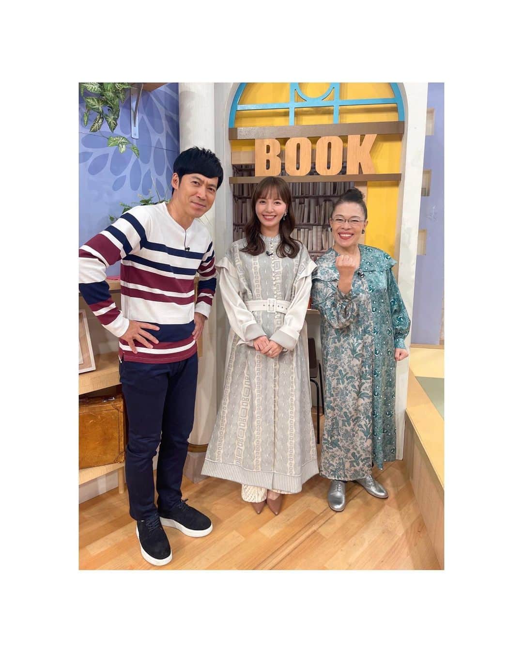 山根千佳のインスタグラム：「. . 大好きな大先輩お2人と☺️🌼 収録終わりに撮って頂きました♡  柴田理恵さんは富山出身ということで 朝乃山さん頑張れポーズを🔥 東MAXさんはラジオで 長く共演しているので 安心感がありすぎるのです〜🫠 毎回楽しい収録です！！！  OA情報またお知らせします🕊 . . #柴田理恵 さん #東max さん #日テレ #収録 #女神のマルシェ」